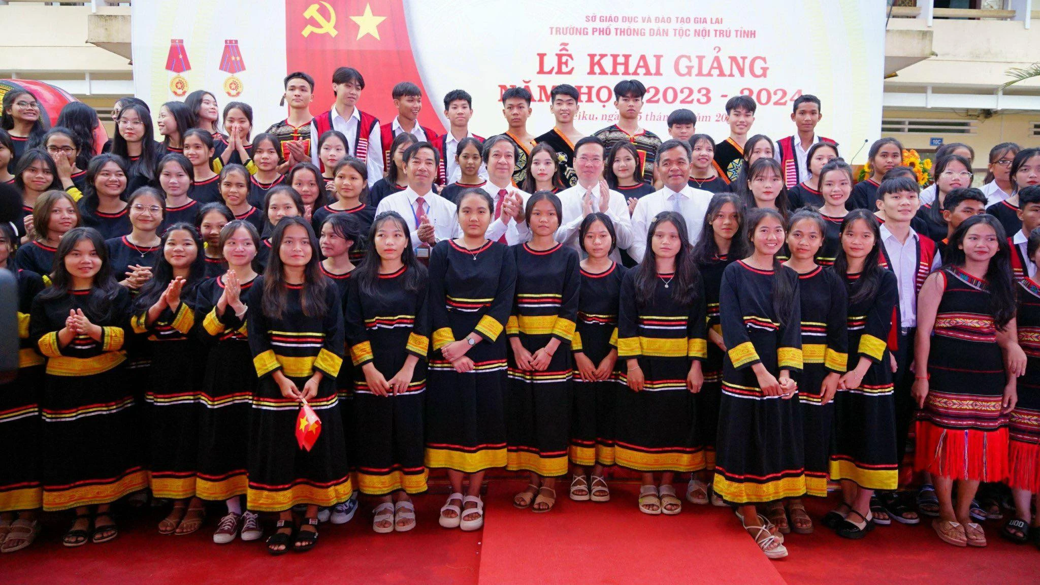 Thầy và trò Trường PTDTNT tỉnh Gia Lai chụp ảnh lưu niệm cùng Chủ tịch nước, Bộ trưởng Bộ GD&amp;ĐT.