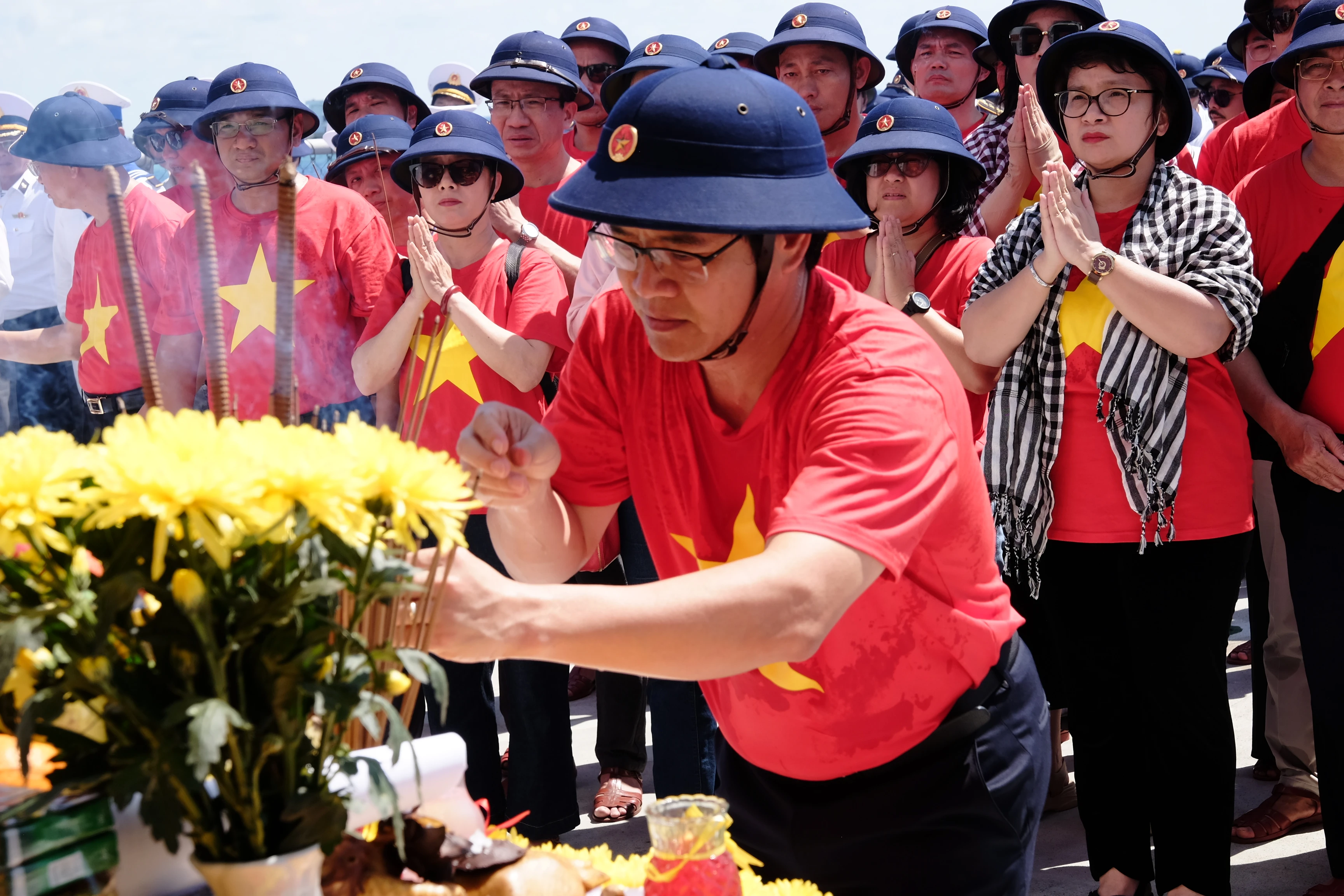 Đoàn công tác tham dự lễ tưởng niệm các chiến sĩ hi sinh khi làm nhiệm vụ bảo vệ chủ quyền ở Gạc Ma.