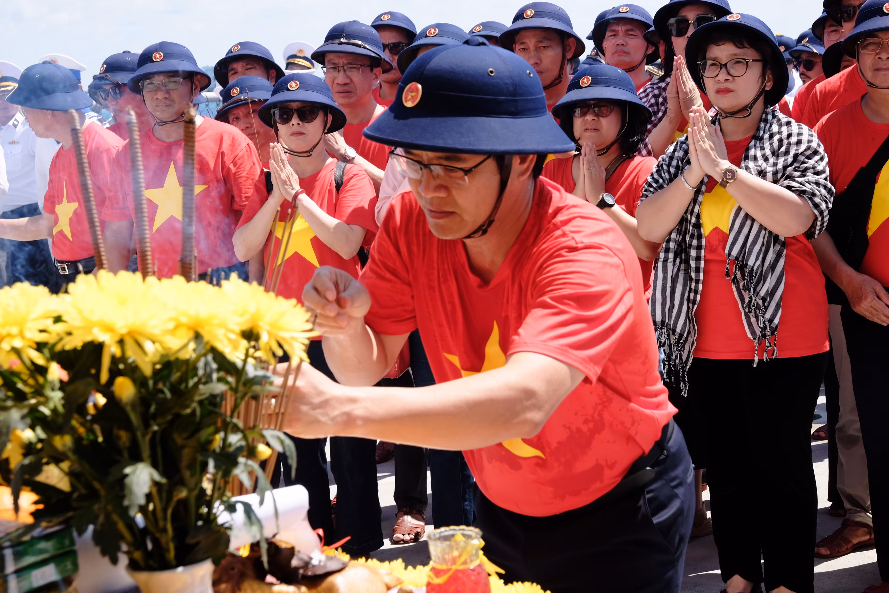 Đoàn công tác tham dự lễ tưởng niệm các chiến sĩ hi sinh khi làm nhiệm vụ bảo vệ chủ quyền ở Gạc Ma. Đoàn công tác tham dự lễ tưởng niệm các chiến sĩ hi sinh khi làm nhiệm vụ bảo vệ chủ quyền ở Gạc Ma.