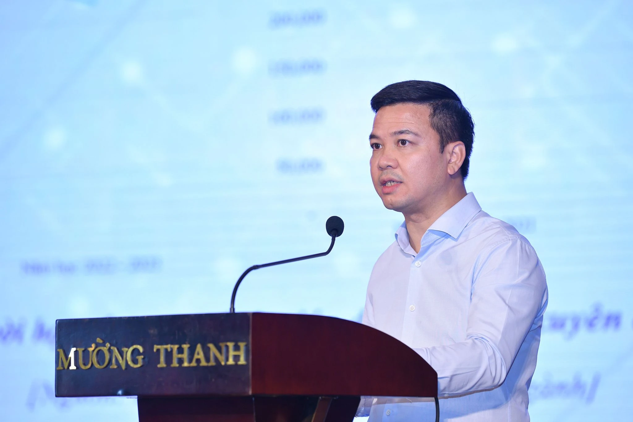 Ông Trần Quang Nam, Chánh Văn phòng Bộ GD&amp;ĐT, báo cáo tại Hội nghị.