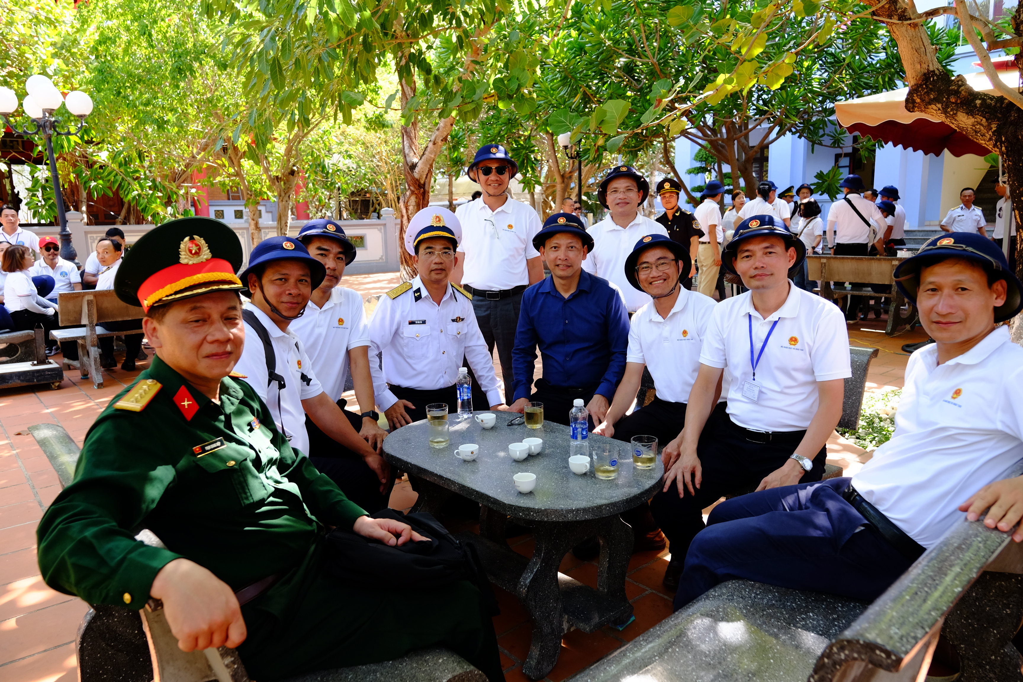 Thành viên đoàn công tác thăm hỏi, chia sẻ cùng cán bộ chiến sĩ trên đảo Trường Sa.