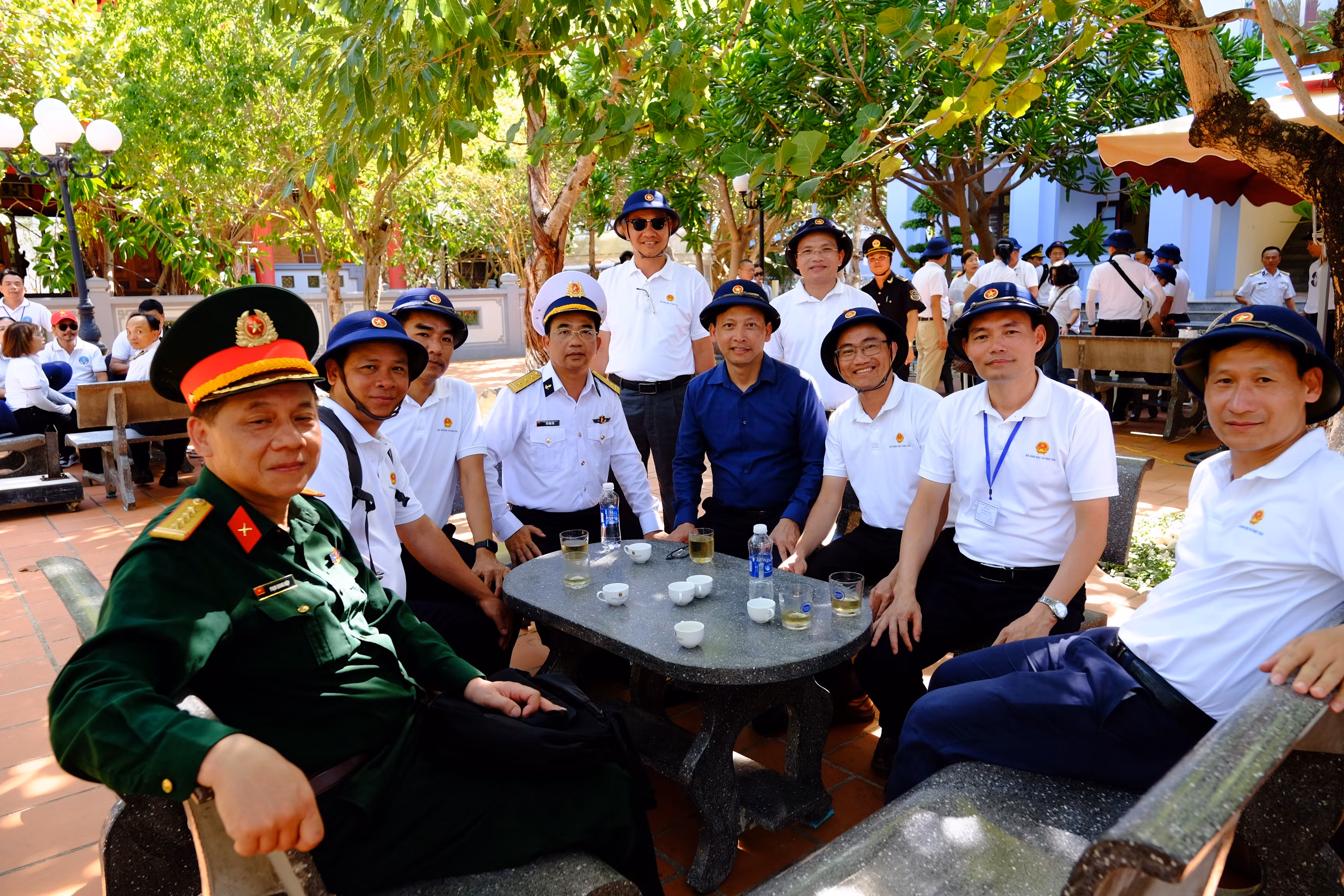 Thành viên đoàn công tác thăm hỏi, chia sẻ cùng cán bộ chiến sĩ trên đảo Trường Sa. Thành viên đoàn công tác thăm hỏi, chia sẻ cùng cán bộ chiến sĩ trên đảo Trường Sa.