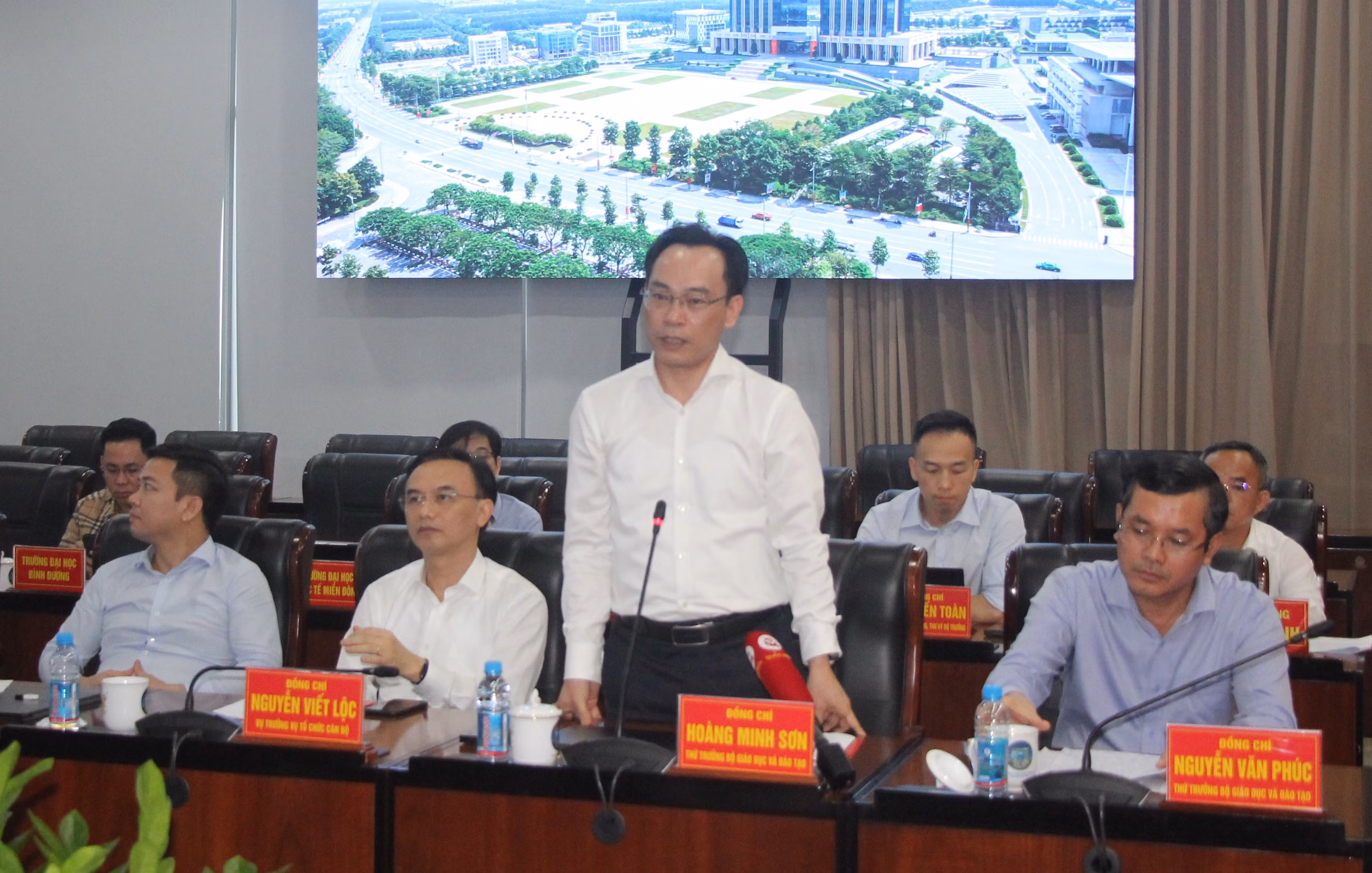 Thứ trưởng Hoàng Minh Sơn trao đổi vấn đề phát triển nhân lực với tỉnh Bình Dương.