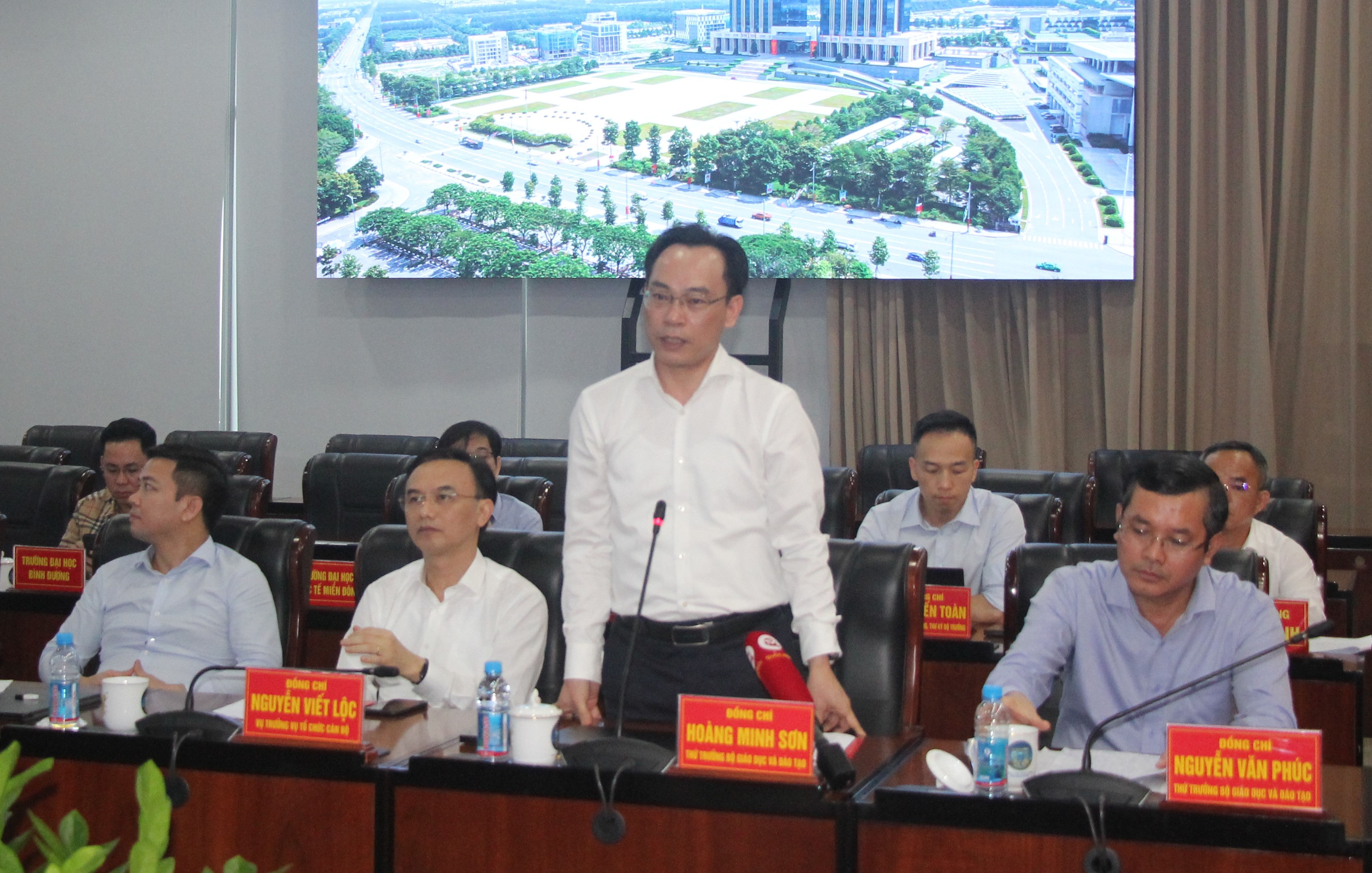 Thứ trưởng Hoàng Minh Sơn trao đổi vấn đề phát triển nhân lực với tỉnh Bình Dương.