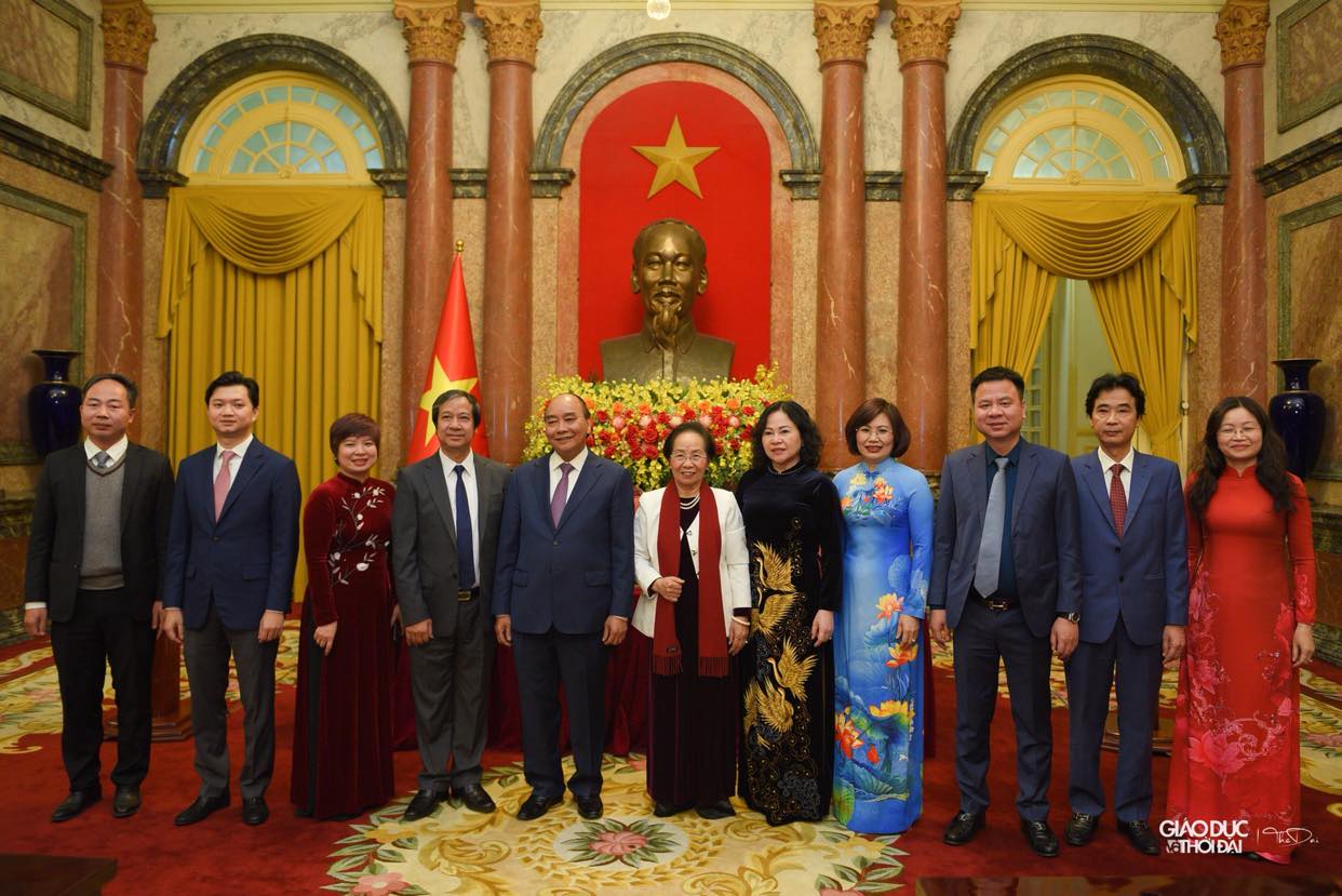 Chủ tịch nước Nguyễn Xuân Phúc chụp ảnh lưu niệm với đại biểu tham dự buổi gặp mặt.