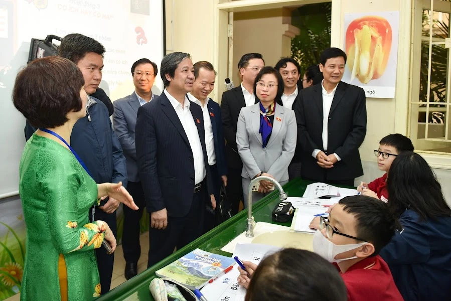 Đoàn giám sát trò chuyện với học sinh Trường THCS Bế Văn Đàn.