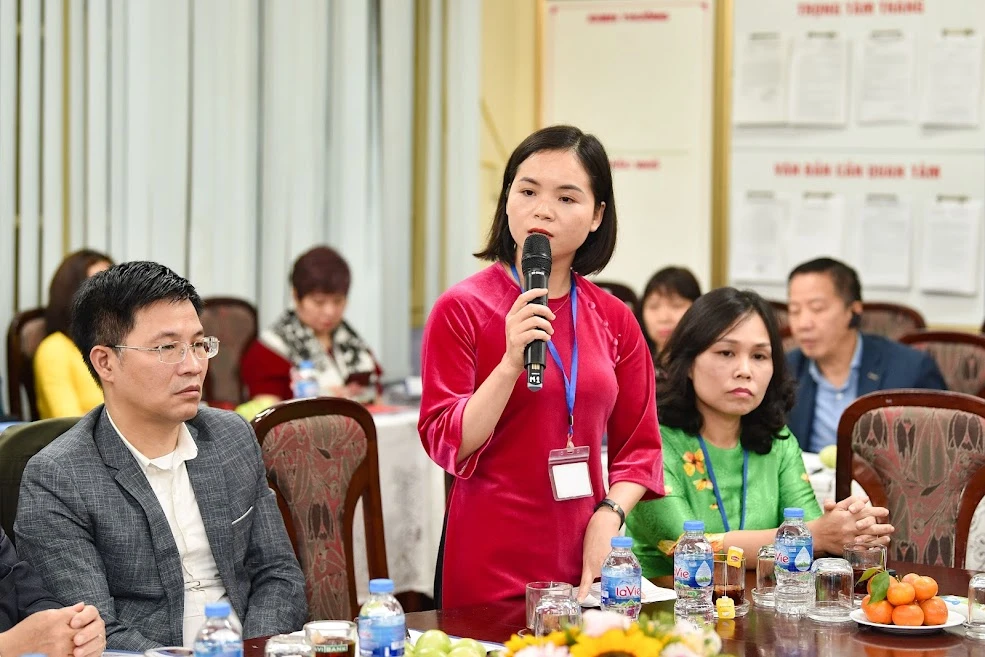 Cán bộ, giáo viên Trường THCS Bế Văn Đàn chia sẻ tại buổi giám sát.