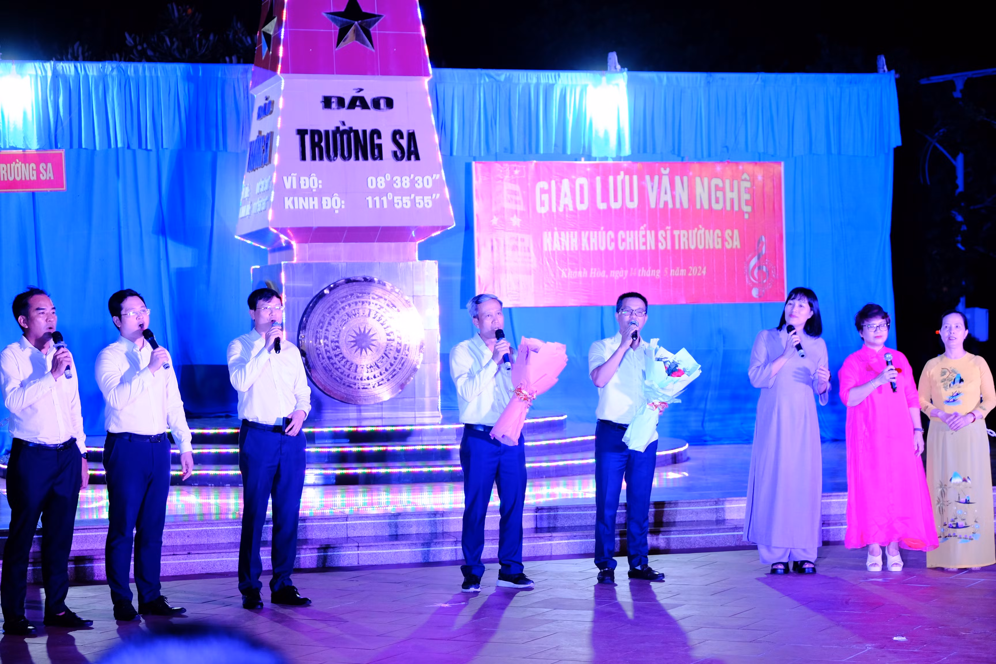 Đội văn nghệ của Đoàn công tác biểu diễn giao lưu cùng cán bộ, chiến sĩ và đoàn bạn trên đảo Trường Sa. Đội văn nghệ của Đoàn công tác biểu diễn giao lưu cùng cán bộ, chiến sĩ và đoàn bạn trên đảo Trường Sa.