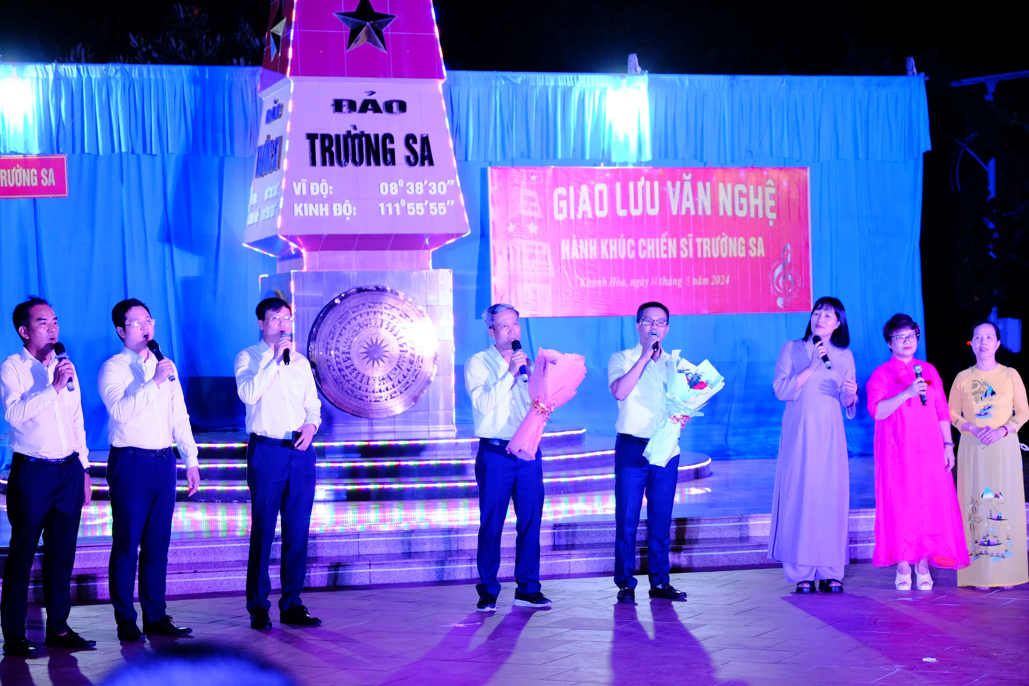 Đội văn nghệ của Đoàn công tác biểu diễn giao lưu cùng cán bộ, chiến sĩ và đoàn bạn trên đảo Trường Sa.