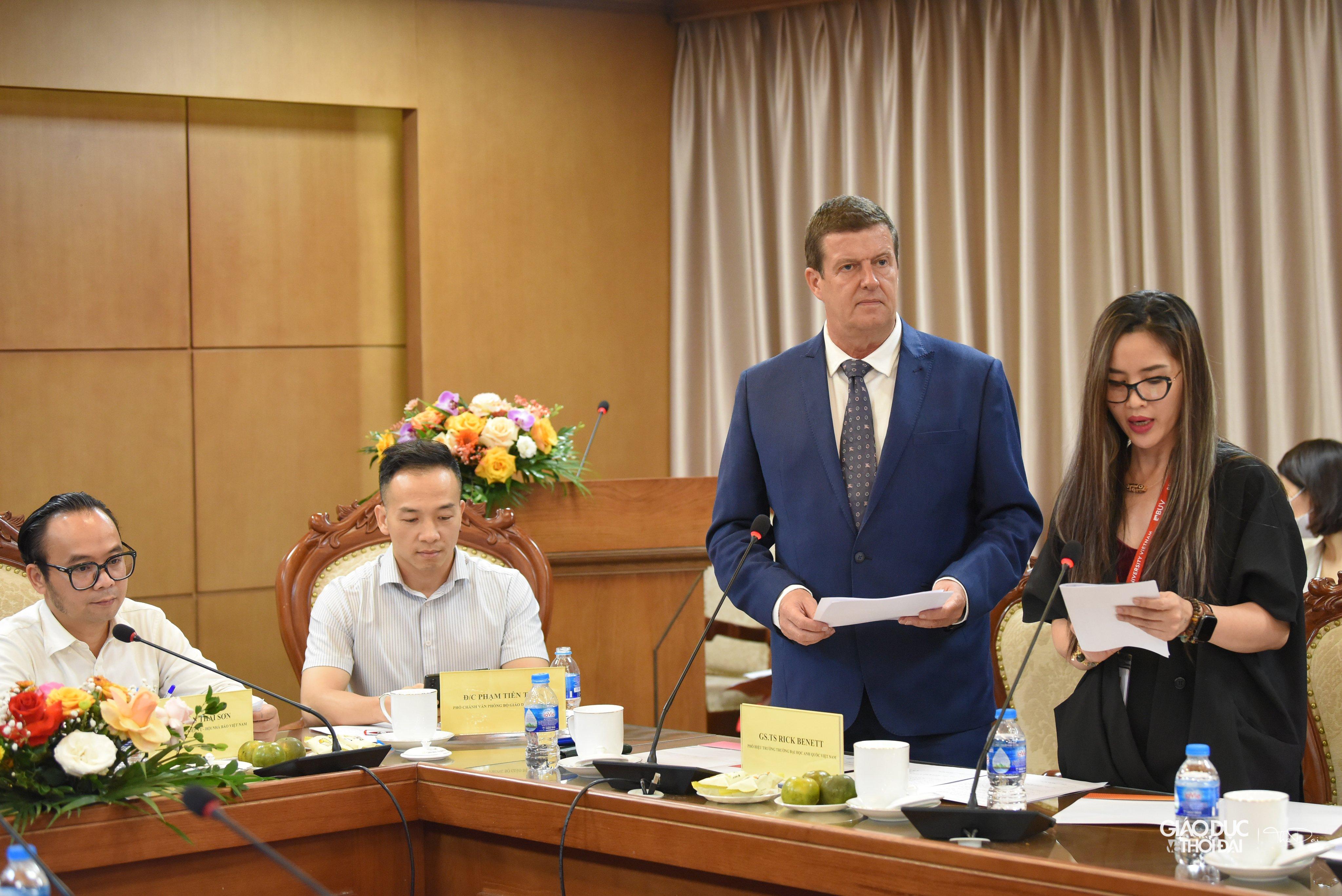 Ông Rick Benett - Phó Hiệu trưởng Trường ĐH Anh Quốc Việt Nam phát biểu.