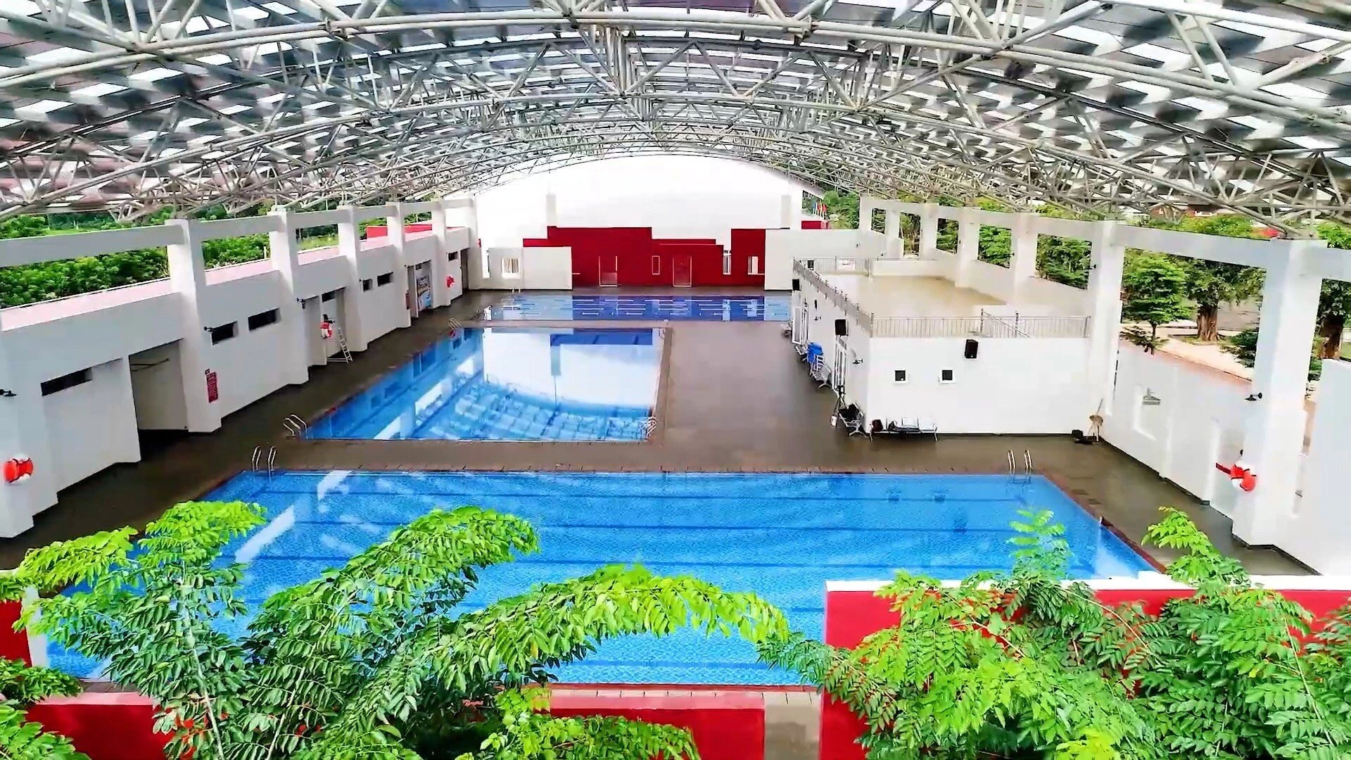 Bể bơi trong khuôn viên trường.