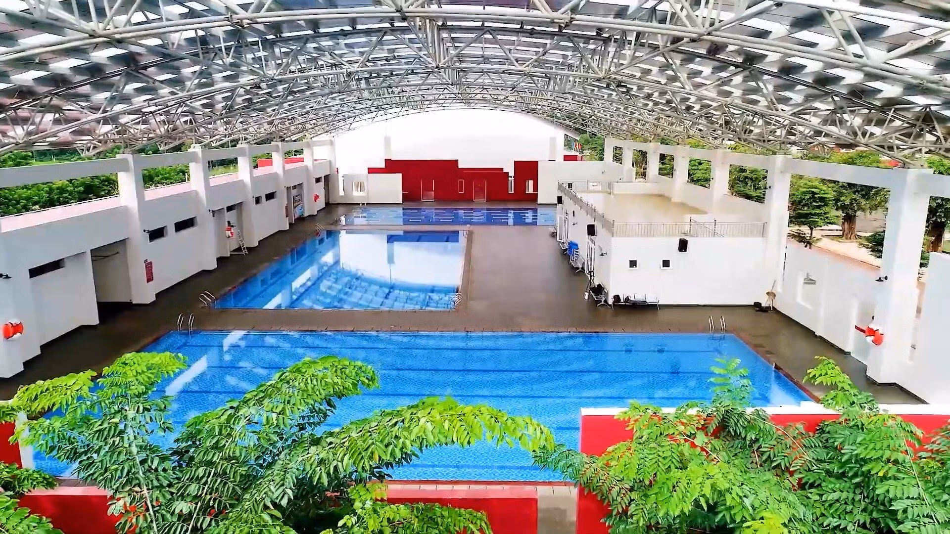Bể bơi trong khuôn viên trường.