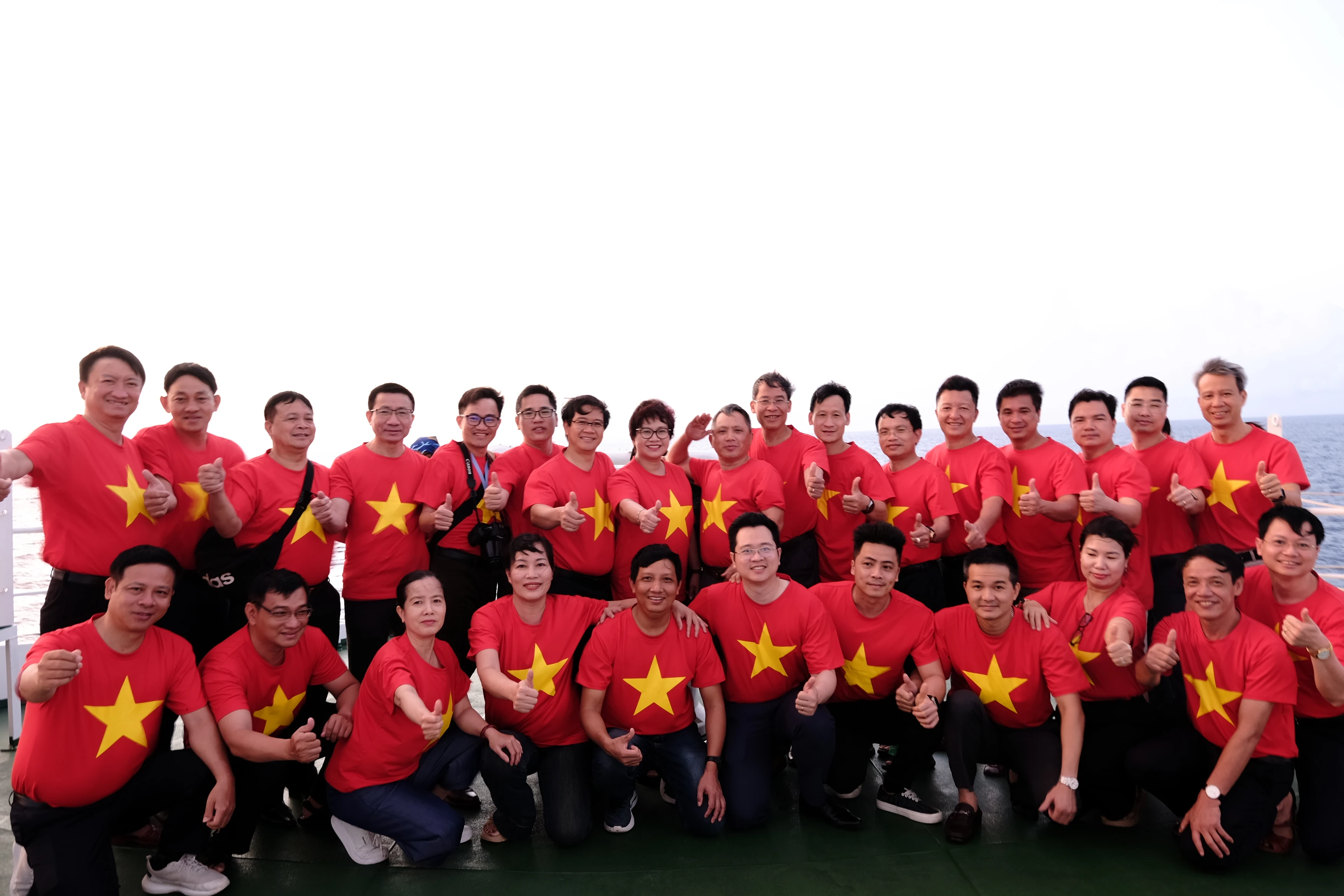 Đoàn công tác chụp ảnh chung trên boong tàu KN 390.