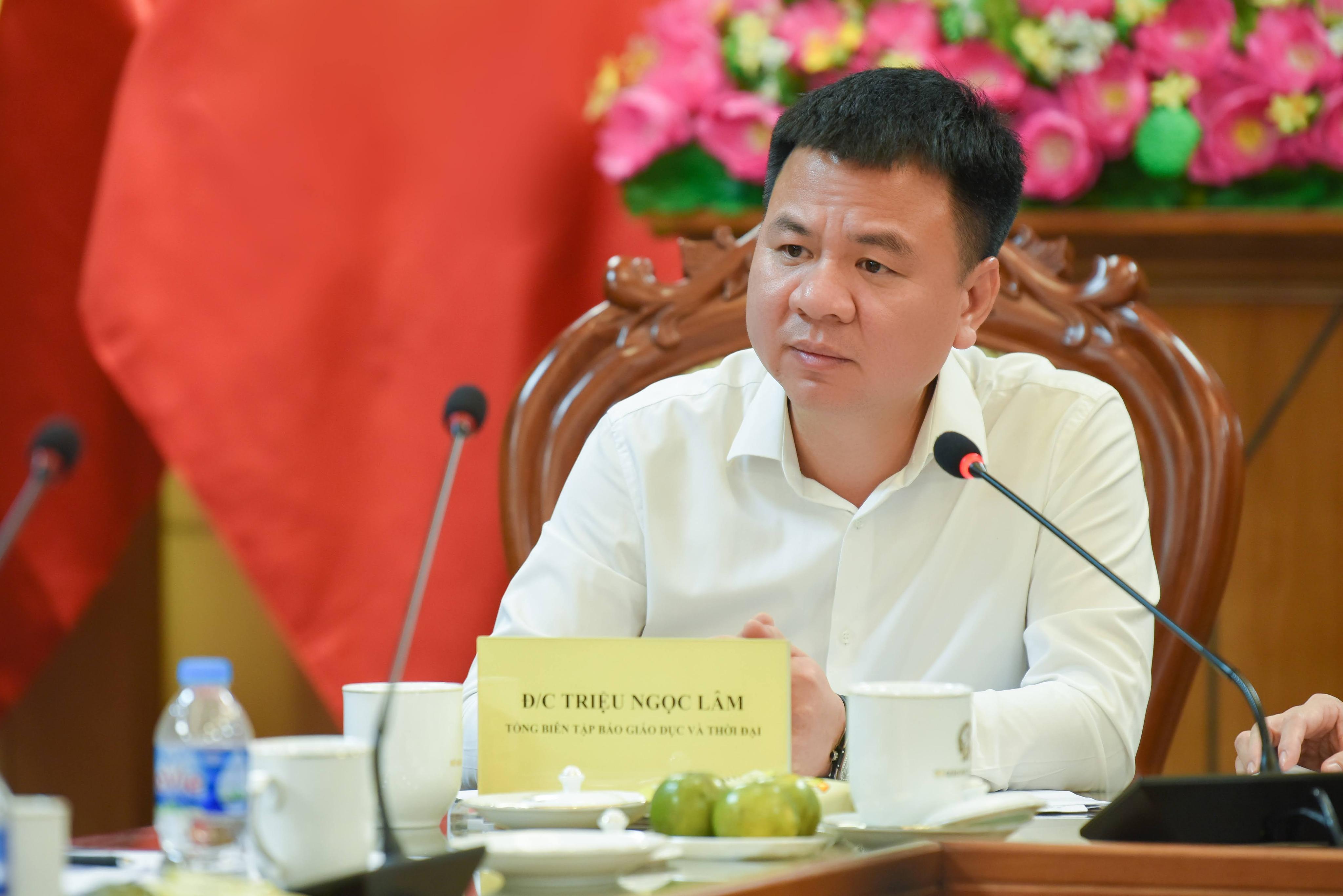 Nhà báo Triệu Ngọc Lâm, Tổng Biên tập Báo Giáo dục và Thời đại - Trưởng Ban tổ chức giải trả lời câu hỏi của phóng viên tại buổi họp báo.