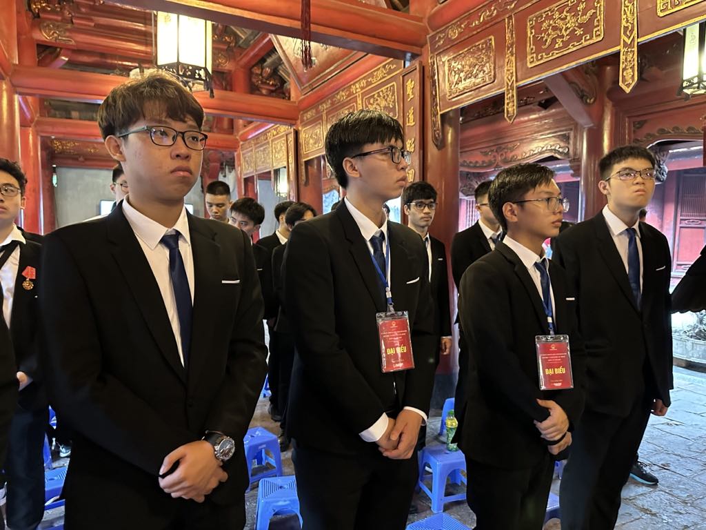 Học sinh dự Lễ dâng hương.