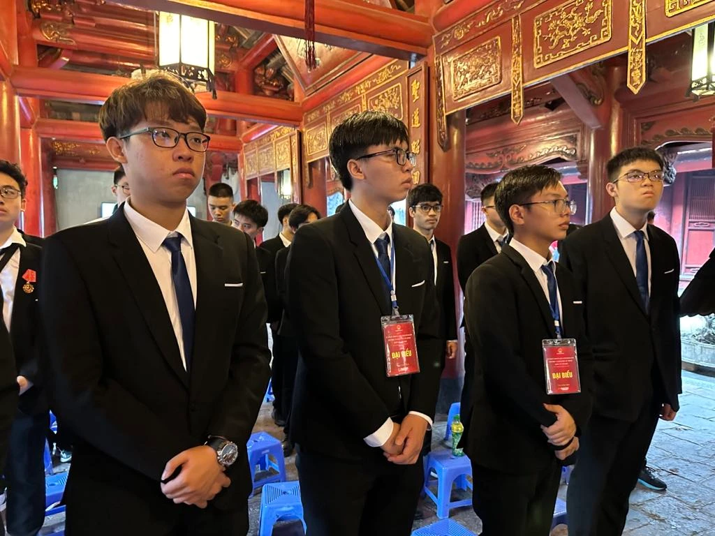 Học sinh dự Lễ dâng hương.