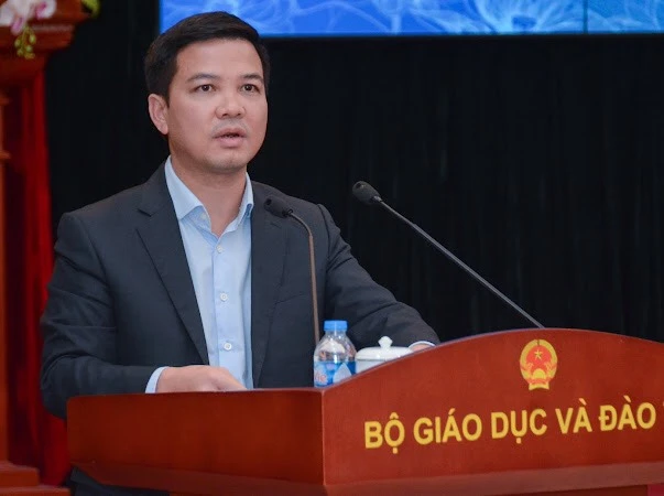 Ông Trần Quang Nam – Chánh Văn phòng Bộ GD&amp;ĐT báo cáo tại Hội nghị.