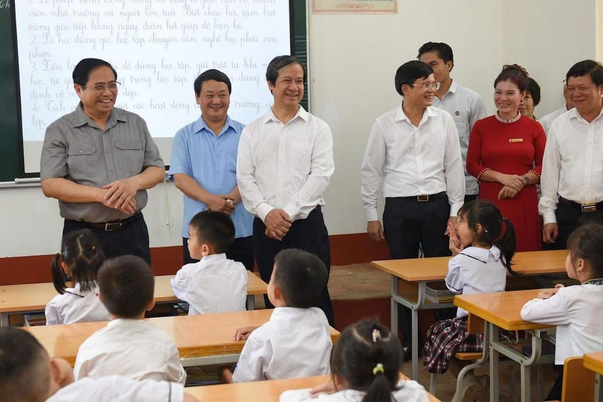 Thủ tướng thăm một lớp học.