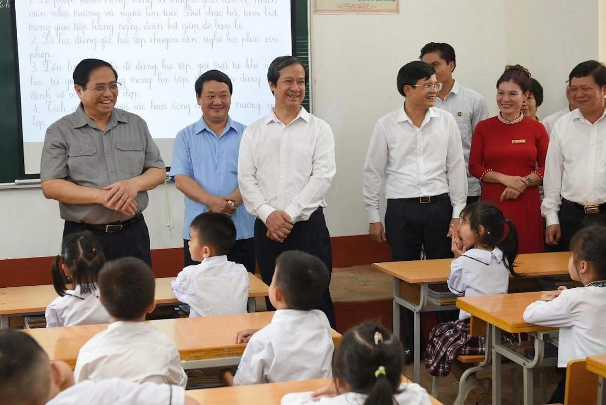 Thủ tướng thăm một lớp học.