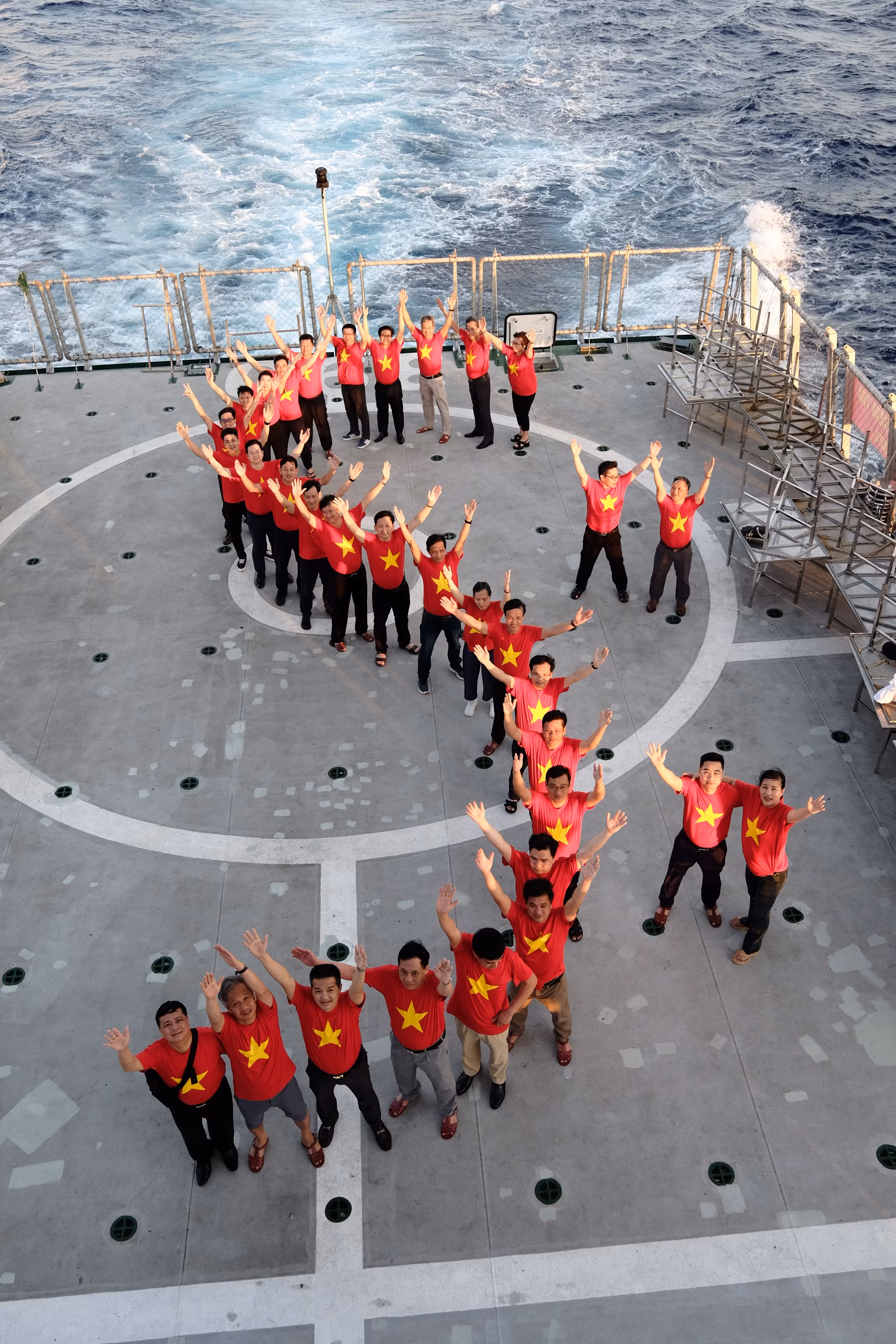 Đoàn công tác cùng nhau xếp hình chữ S trên khu vực sân bay của tàu Kiểm ngư KN390. Đoàn công tác cùng nhau xếp hình chữ S trên khu vực sân bay của tàu Kiểm ngư KN390.