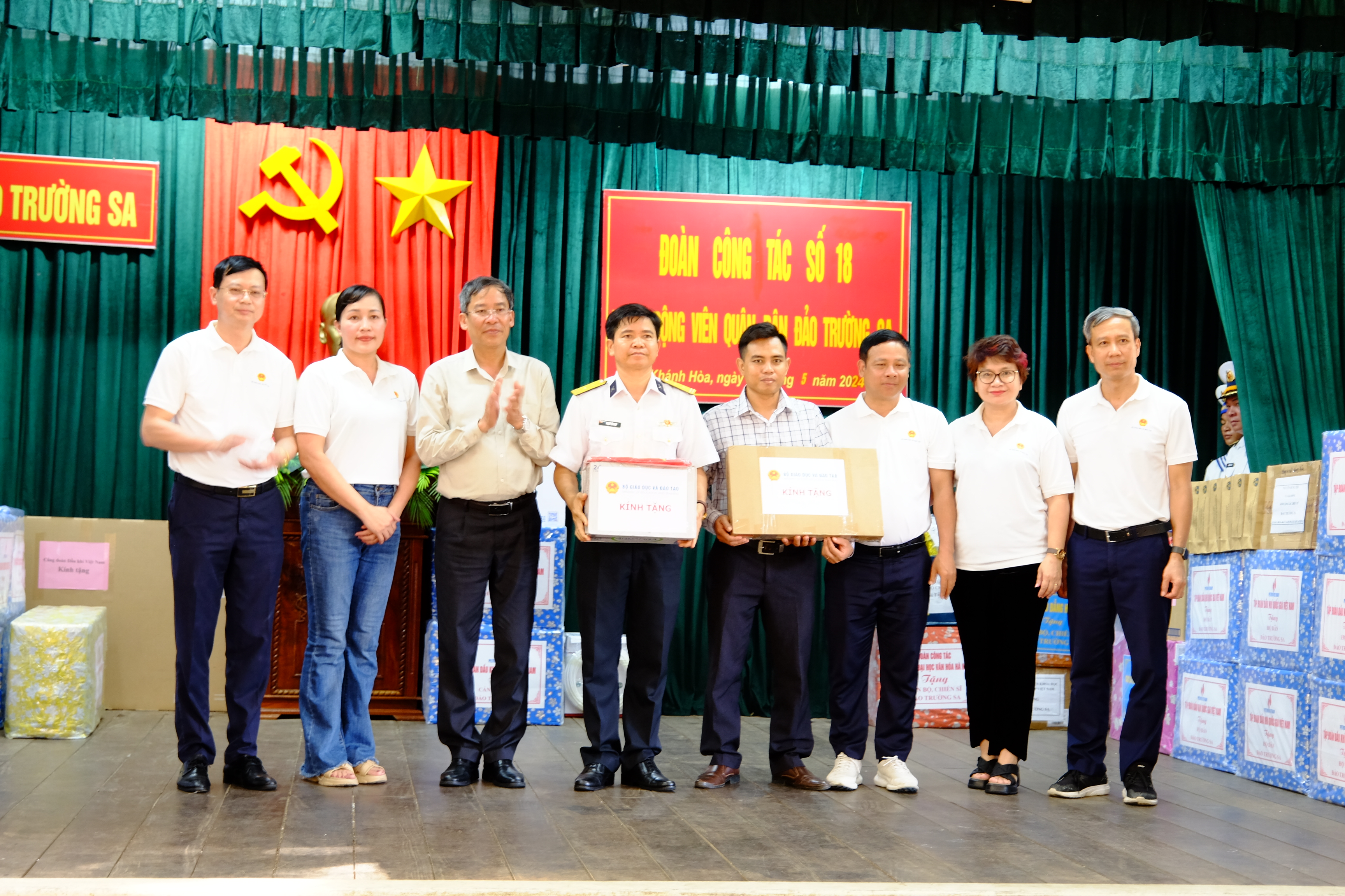 Đoàn công tác tặng quà quân và dân trên đảo Trường Sa.