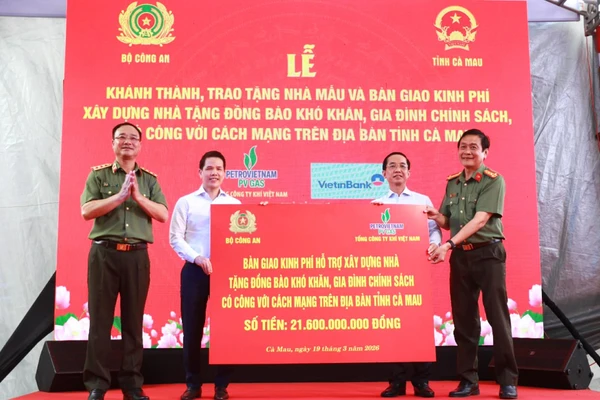 Lãnh đạo tỉnh Cà Mau tiếp nhận kinh phí hỗ trợ xây nhà từ Bộ Công an và đơn vị tài trợ.