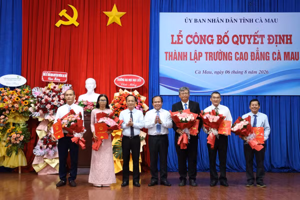 Lãnh đạo tỉnh Cà Mau trao quyết định bổ nhiệm Ban Giám hiệu Trường Cao đẳng Cà Mau.