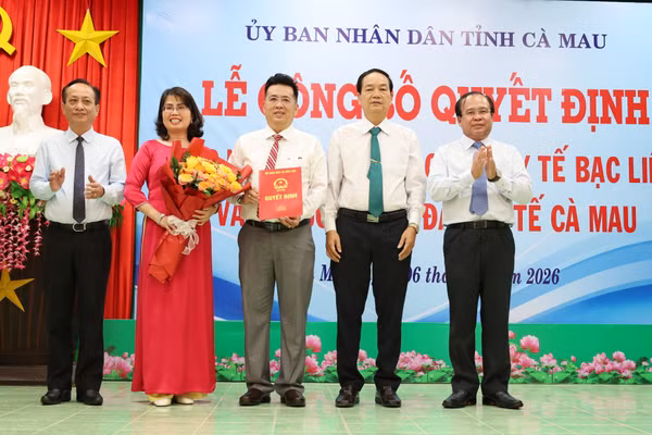 Lãnh đạo tỉnh Cà Mau trao quyết định sáp nhập cho Ban Giám hiệu trường Cao đẳng Y tế Cà Mau.