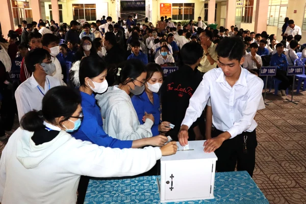 Cán bộ, học viên Trung tâm GDTX tỉnh Cà Mau ủng hộ đồng bào miền Trung, Tây Nguyên bị thiên tai, bão lũ.