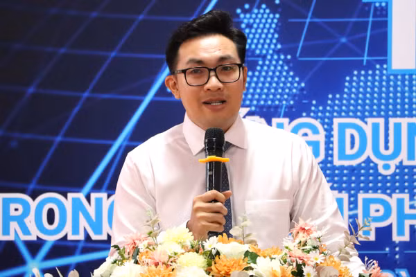 Lãnh đạo Trường Đại học Bình Dương phát biểu tại buổi tọa đàm. 