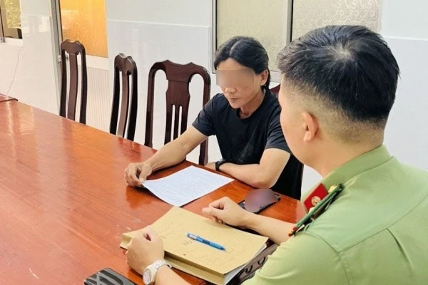 Công an tỉnh Cà Mau làm việc với người vi phạm. 