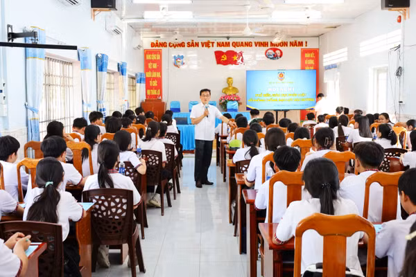 Học sinh tham gia buổi tuyên truyền phòng, chống bạo lực học đường.