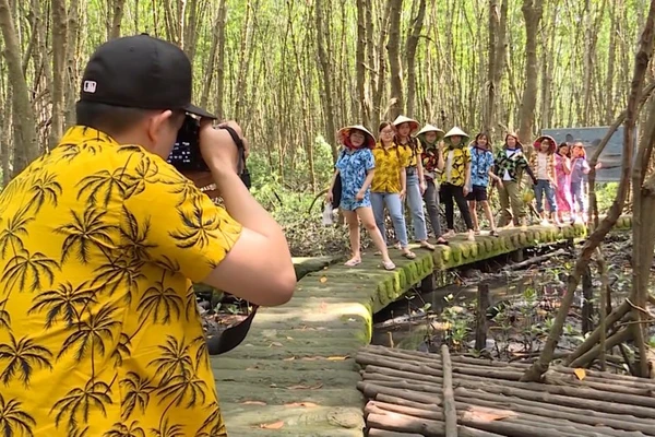 Du khách tham quan rừng đước Vườn Quốc gia Mũi Cà Mau.