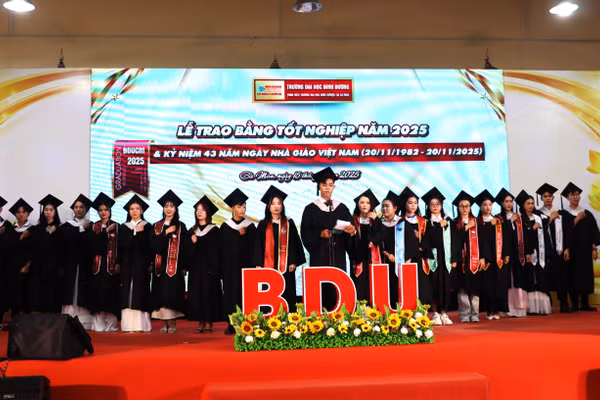 Sinh viên tốt nghiệp tại Trường Đại học Bình Dương phân hiệu Cà Mau tri ân thầy cô.