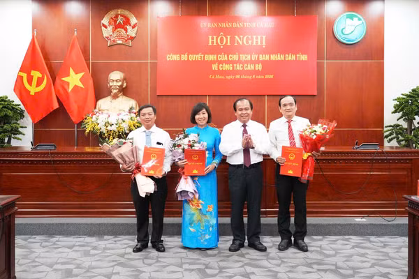 Ông Nguyễn Minh Luân, Phó Chủ tịch UBND tỉnh Cà Mau trao quyết định bổ nhiệm Phó Giám đốc 3 Sở.