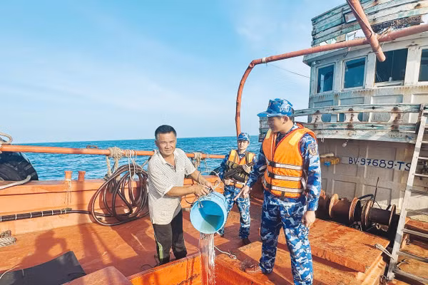 Bộ Tư lệnh Vùng Cảnh sát biển 4 kiểm tra tàu cá. (Ảnh Thanh Nghị).