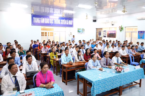 Đại biểu và thí sinh tham dự Hội thi Cán bộ quản lý giỏi cấp tiểu học.