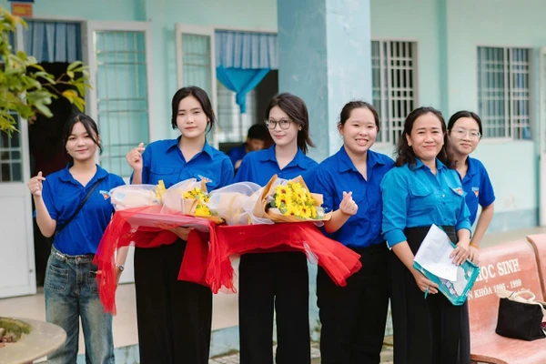 Cô Võ Trúc Xinh (người cầm tập sách) chụp ảnh cùng các Đoàn viên thanh niên.