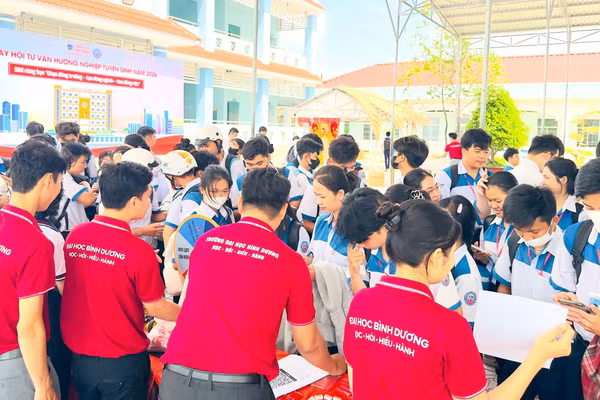 BDU Cà Mau tổ chức hoạt động tư vấn tuyển sinh.