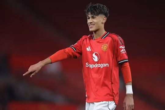 Tài năng 15 tuổi JJ Gabriel của Man United được nhiều đội bóng quan tâm.