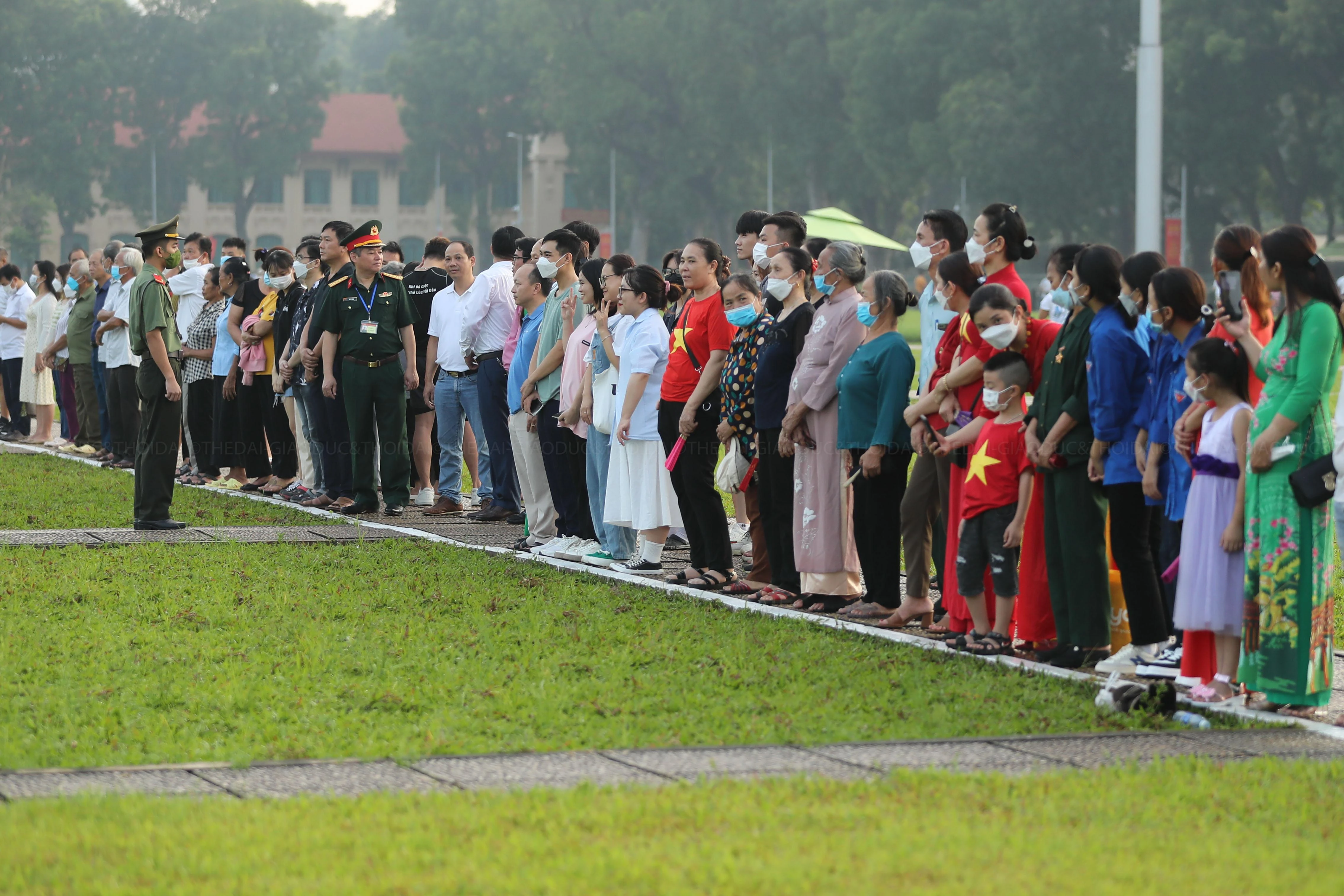 Rất đông người dân đã có mặt tại khu vực Lăng Bác để tận mắt nhìn thấy lá Quốc kỳ tung bay trong một ngày rất đặc biệt. Rất đông người dân đã có mặt tại khu vực Lăng Bác để tận mắt nhìn thấy lá Quốc kỳ tung bay trong một ngày rất đặc biệt.