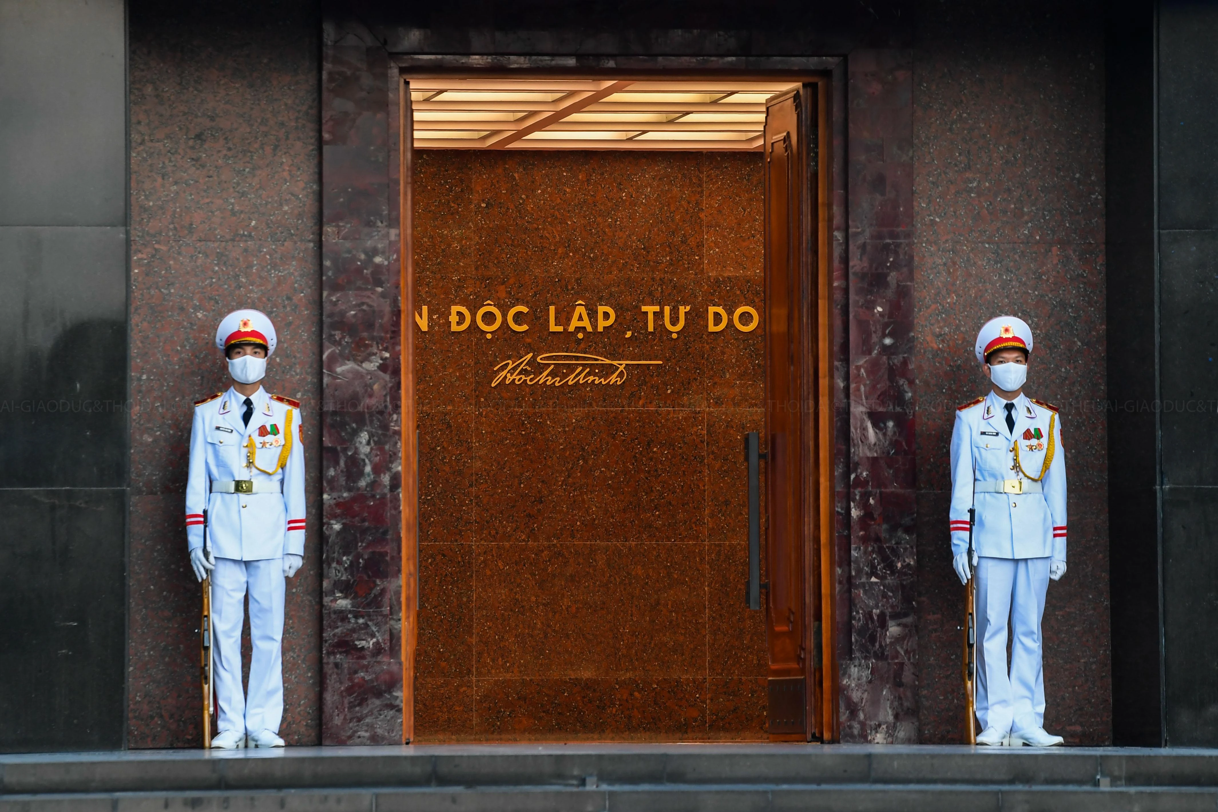 Khoảng 5 giờ 40 phút, khi các chiến sĩ tiêu binh chuẩn thực hiện nghi lễ là lúc cửa Lăng Chủ tịch Hồ Chí Minh được mở ra. Khoảng 5 giờ 40 phút, khi các chiến sĩ tiêu binh chuẩn thực hiện nghi lễ là lúc cửa Lăng Chủ tịch Hồ Chí Minh được mở ra.