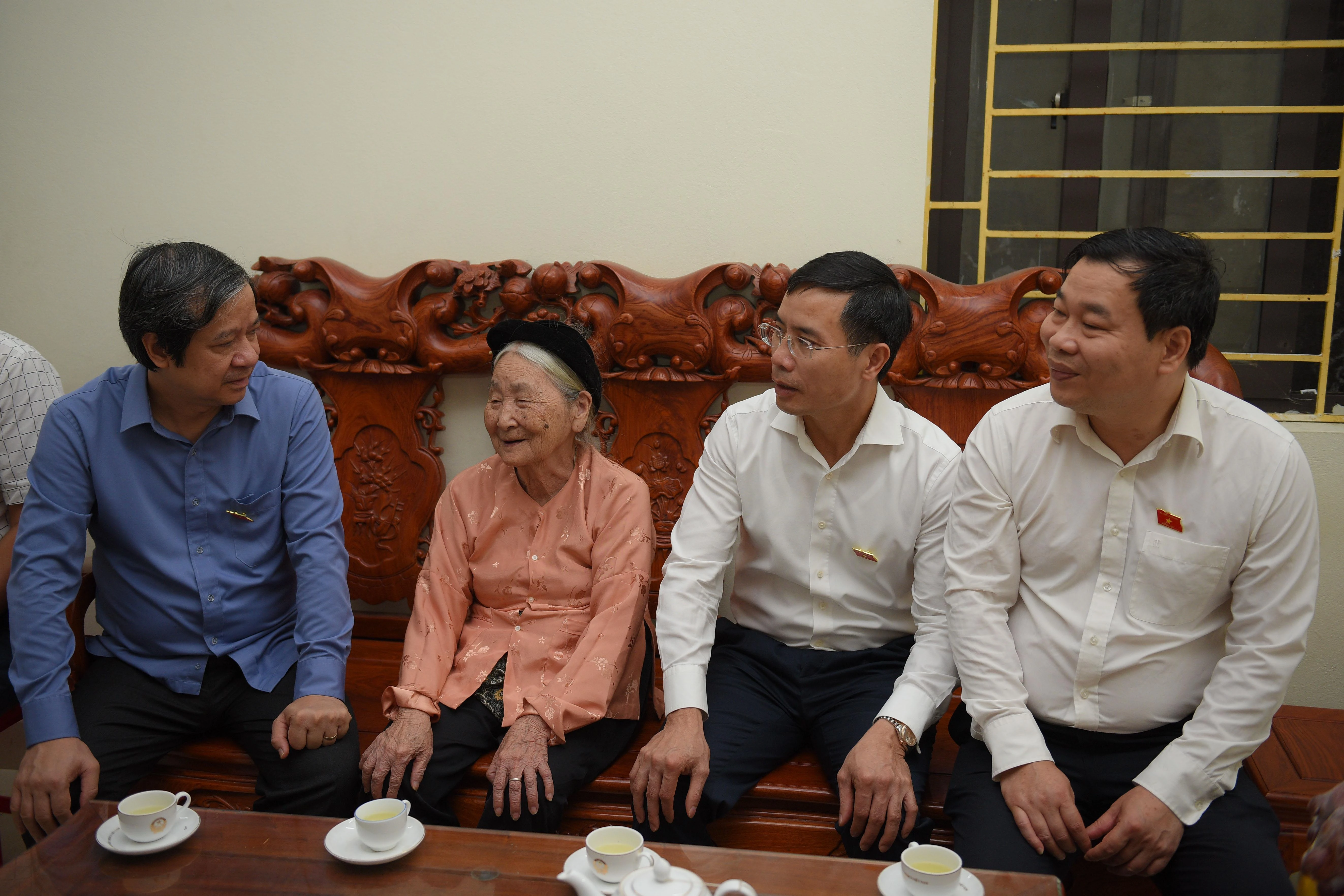 Bộ trưởng Nguyễn Kim Sơn; Chủ tịch HĐTV Ngân hàng Nông nghiệp và Phát triển nông thôn Việt Nam (Agribank) Phạm Đức Ấn; Ủy viên Thường trực Ủy ban Tư pháp của Quốc hội Đỗ Đức Hồng Hà ân cần hỏi thăm Mẹ Việt Nam anh hùng Nguyễn Thị Cứu.