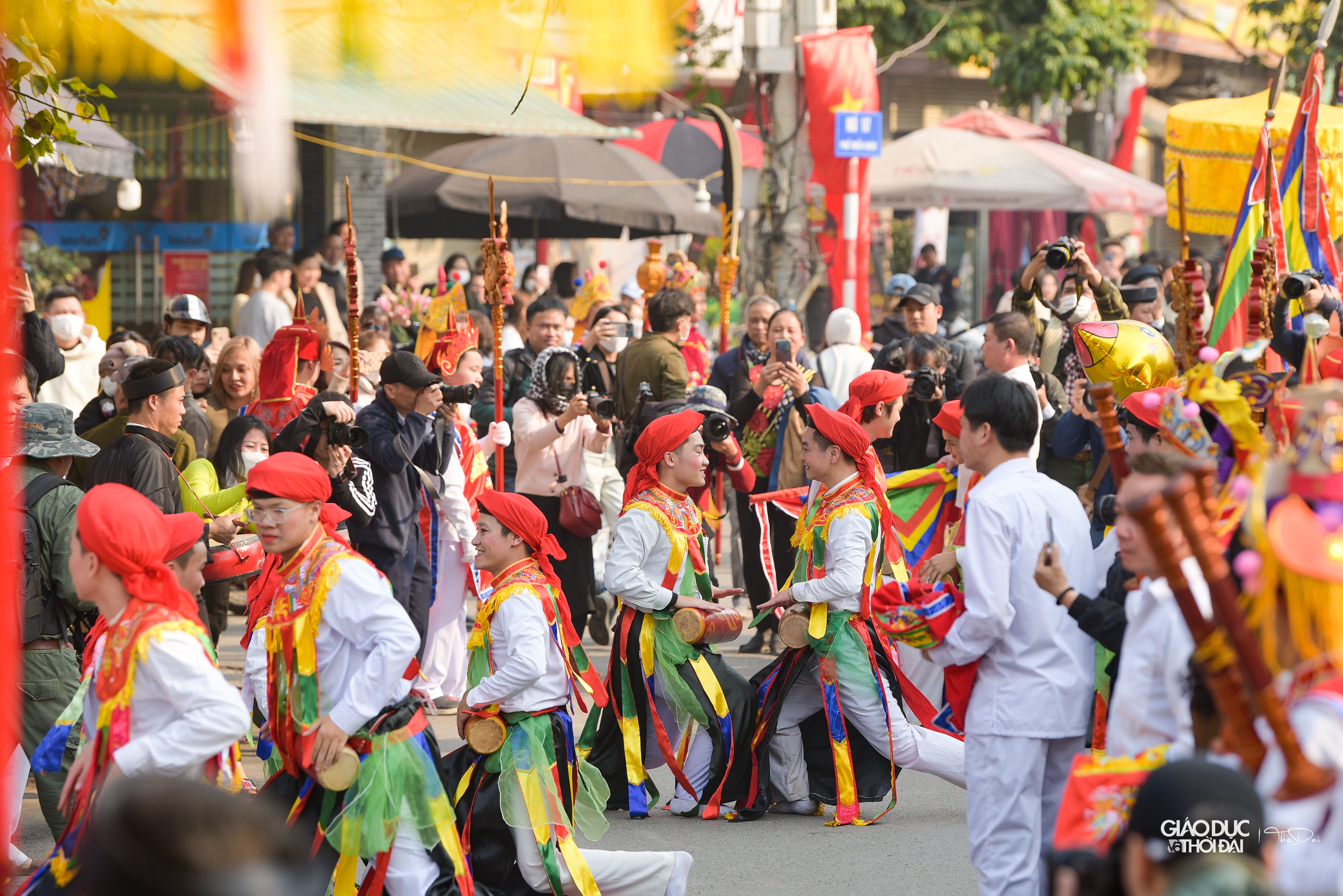 Năm nay hội làng Triều Khúc có 12 cặp ' con đĩ' tham gia múa thay nhau. Năm nay hội làng Triều Khúc có 12 cặp ' con đĩ' tham gia múa thay nhau.