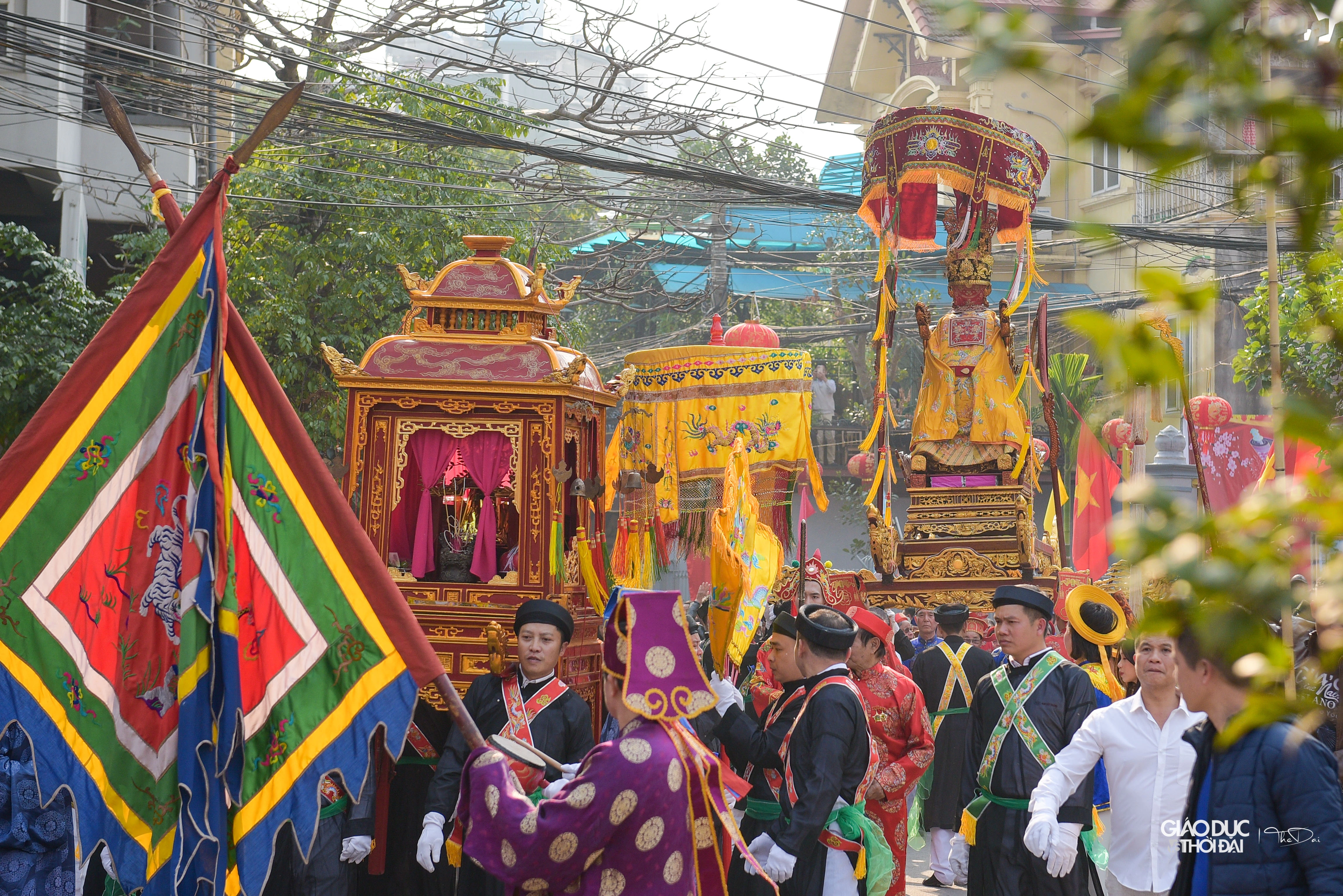 Nghi lễ rước kiệu Bố Cái Đại Vương Phùng Hưng về đình làng diễn ra trong sự thành kính.