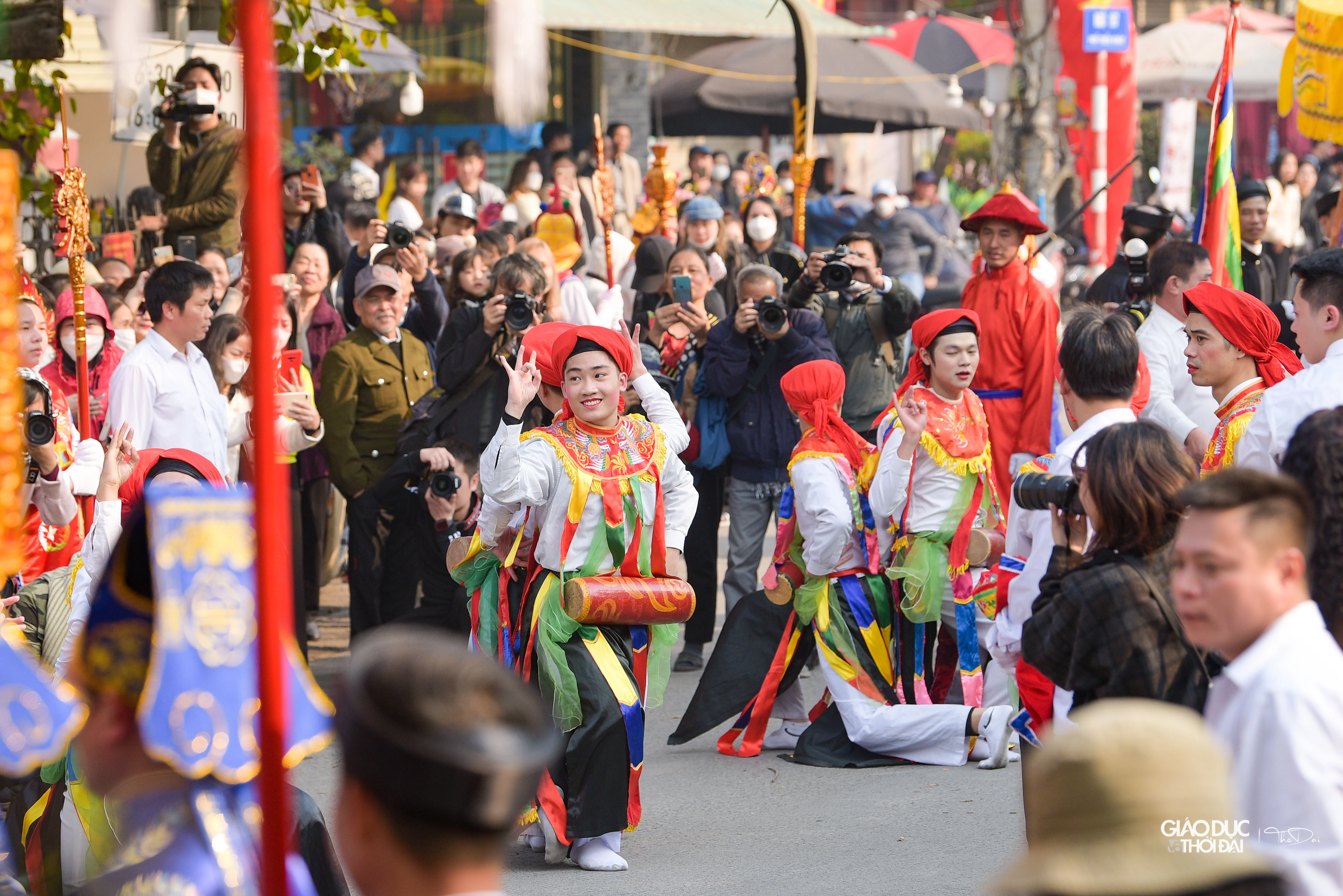 Điệu múa đánh bồng cực phóng khoáng, dứt khoát mạnh mẽ, nhưng cũng rất mềm mại, linh hoạt. Chỉ có mấy động tác đơn giản như xoay tròn, dựa lưng, úp mặt vào ngực nhau nhưng quả thực mang cái dáng dấp 'kiểu cách', 'sang chảnh' không phải ai cũng bắt chước được.