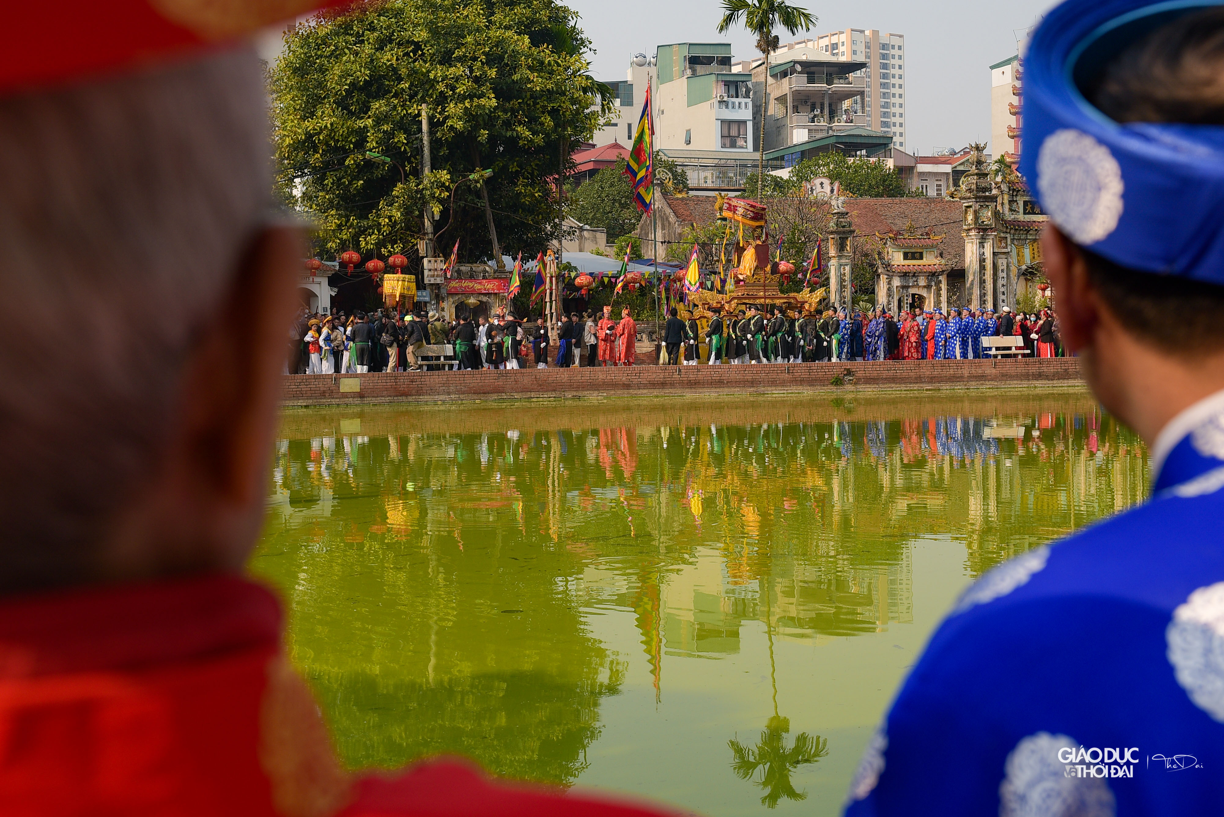 Giả gái múa điệu cổ 'con đĩ đánh bồng' ảnh 4 Giả gái múa điệu cổ 'con đĩ đánh bồng' ảnh 4