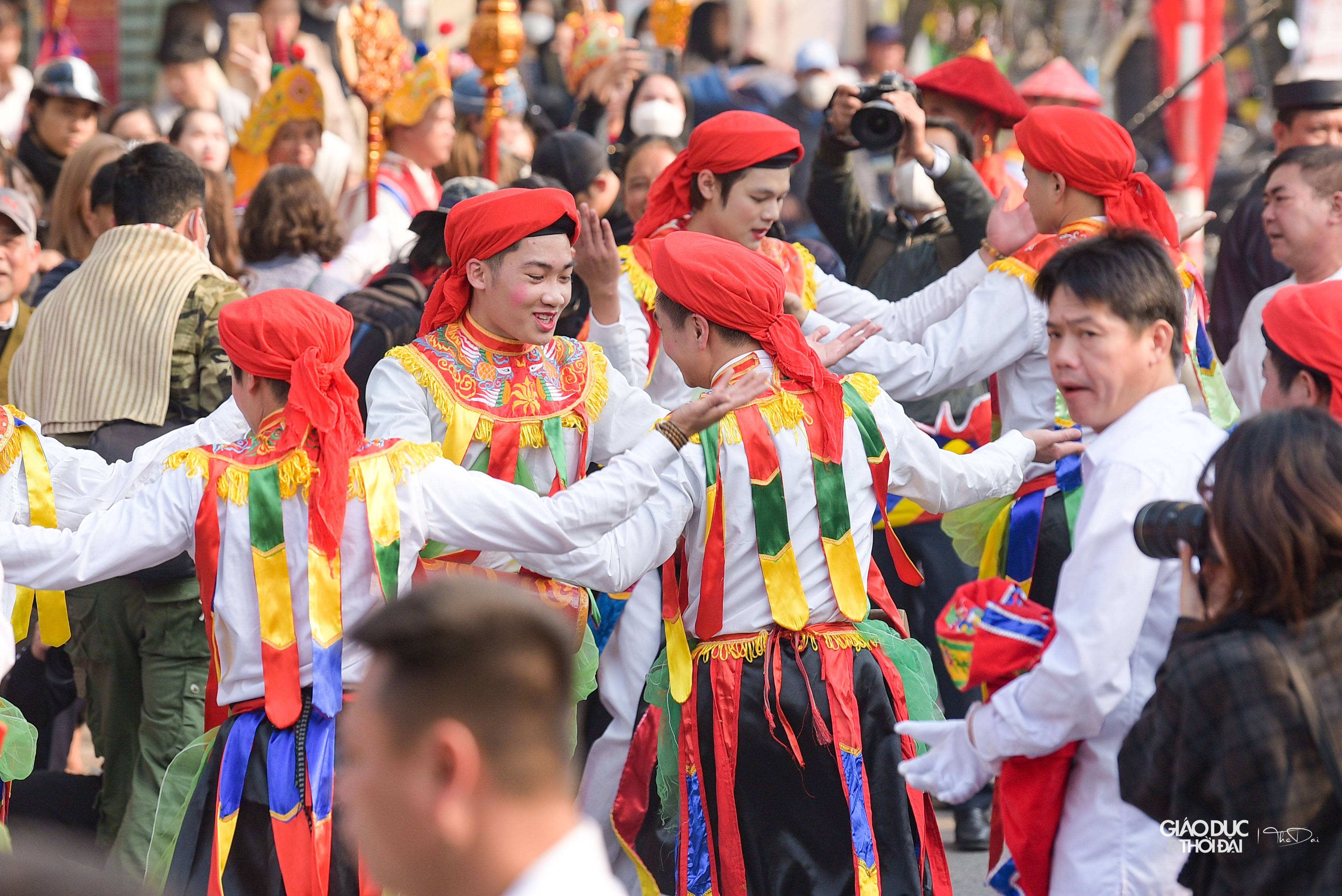 Điệu múa đánh bồng cực phóng khoáng, dứt khoát mạnh mẽ, nhưng cũng rất mềm mại, linh hoạt. Chỉ có mấy động tác đơn giản như xoay tròn, dựa lưng, úp mặt vào ngực nhau nhưng quả thực mang cái dáng dấp 'kiểu cách', 'sang chảnh' không phải ai cũng bắt chước được. Điệu múa đánh bồng cực phóng khoáng, dứt khoát mạnh mẽ, nhưng cũng rất mềm mại, linh hoạt. Chỉ có mấy động tác đơn giản như xoay tròn, dựa lưng, úp mặt vào ngực nhau nhưng quả thực mang cái dáng dấp 'kiểu cách', 'sang chảnh' không phải ai cũng bắt chước được.
