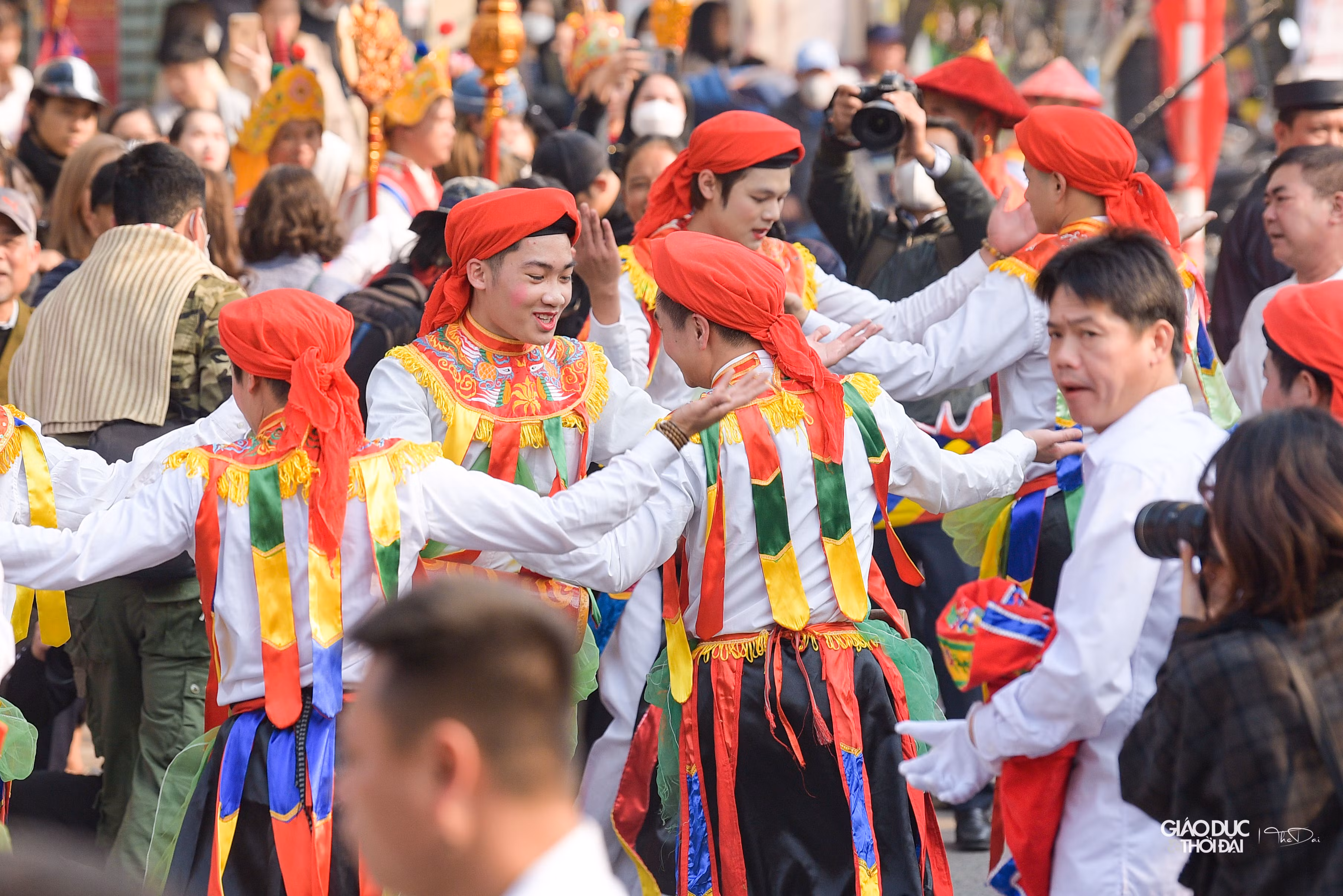 Điệu múa đánh bồng cực phóng khoáng, dứt khoát mạnh mẽ, nhưng cũng rất mềm mại, linh hoạt. Chỉ có mấy động tác đơn giản như xoay tròn, dựa lưng, úp mặt vào ngực nhau nhưng quả thực mang cái dáng dấp 'kiểu cách', 'sang chảnh' không phải ai cũng bắt chước được.