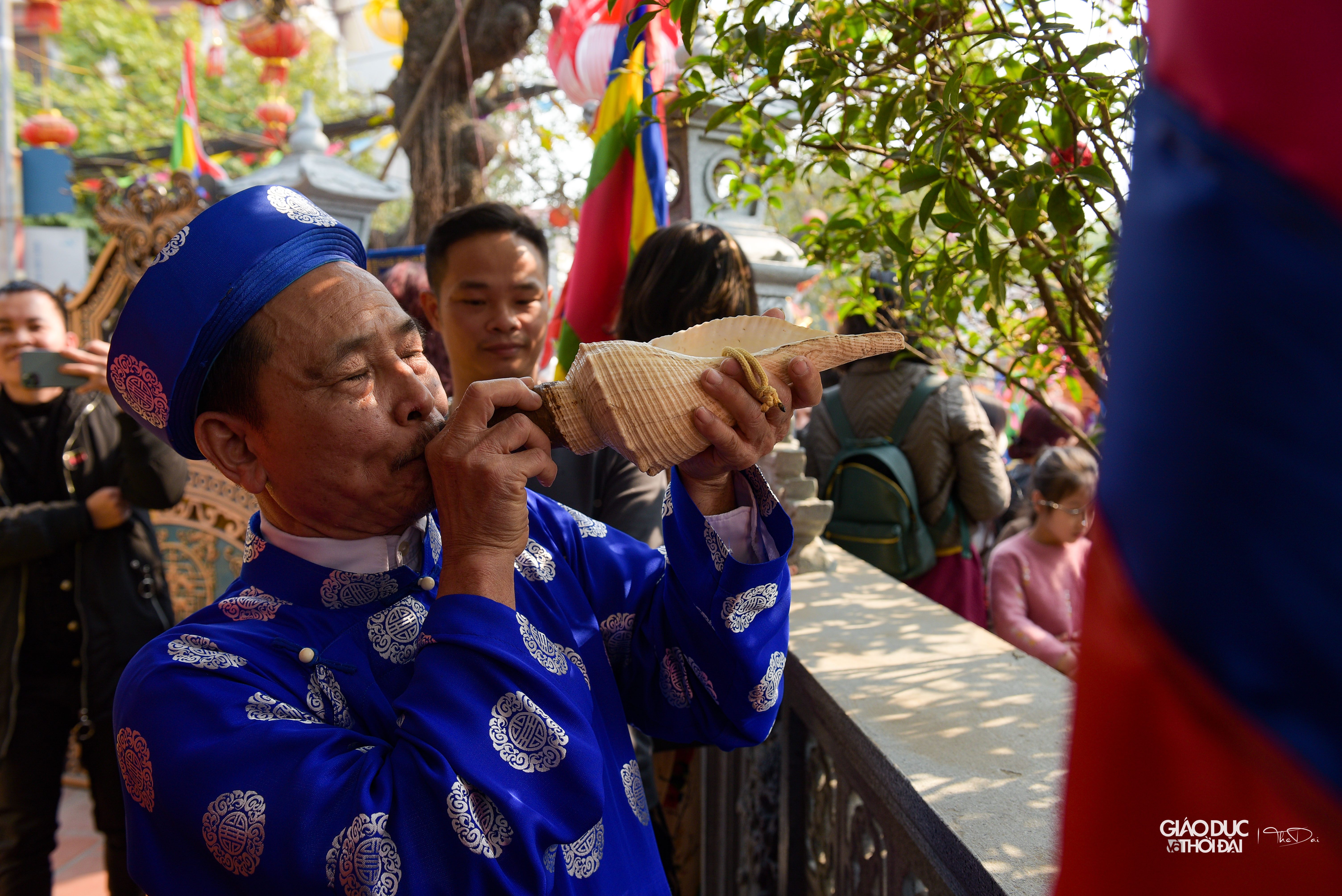 Quan trọng nhất là điệu múa trống bồng hay còn gọi là múa 'con đĩ đánh bồng'. Quan trọng nhất là điệu múa trống bồng hay còn gọi là múa 'con đĩ đánh bồng'.